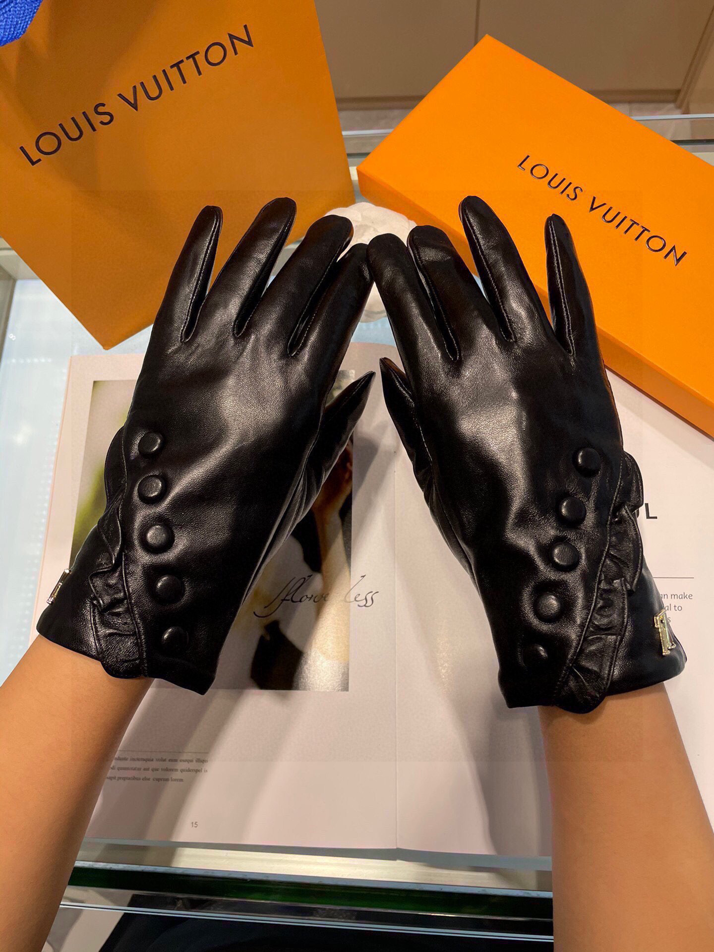 Lv秋冬新款 顶级原单 一级进口皮 。👏💁🏼精选优质羊皮柔软细腻💅品质保证 做工细致🚺内里：绒🚺码数 M