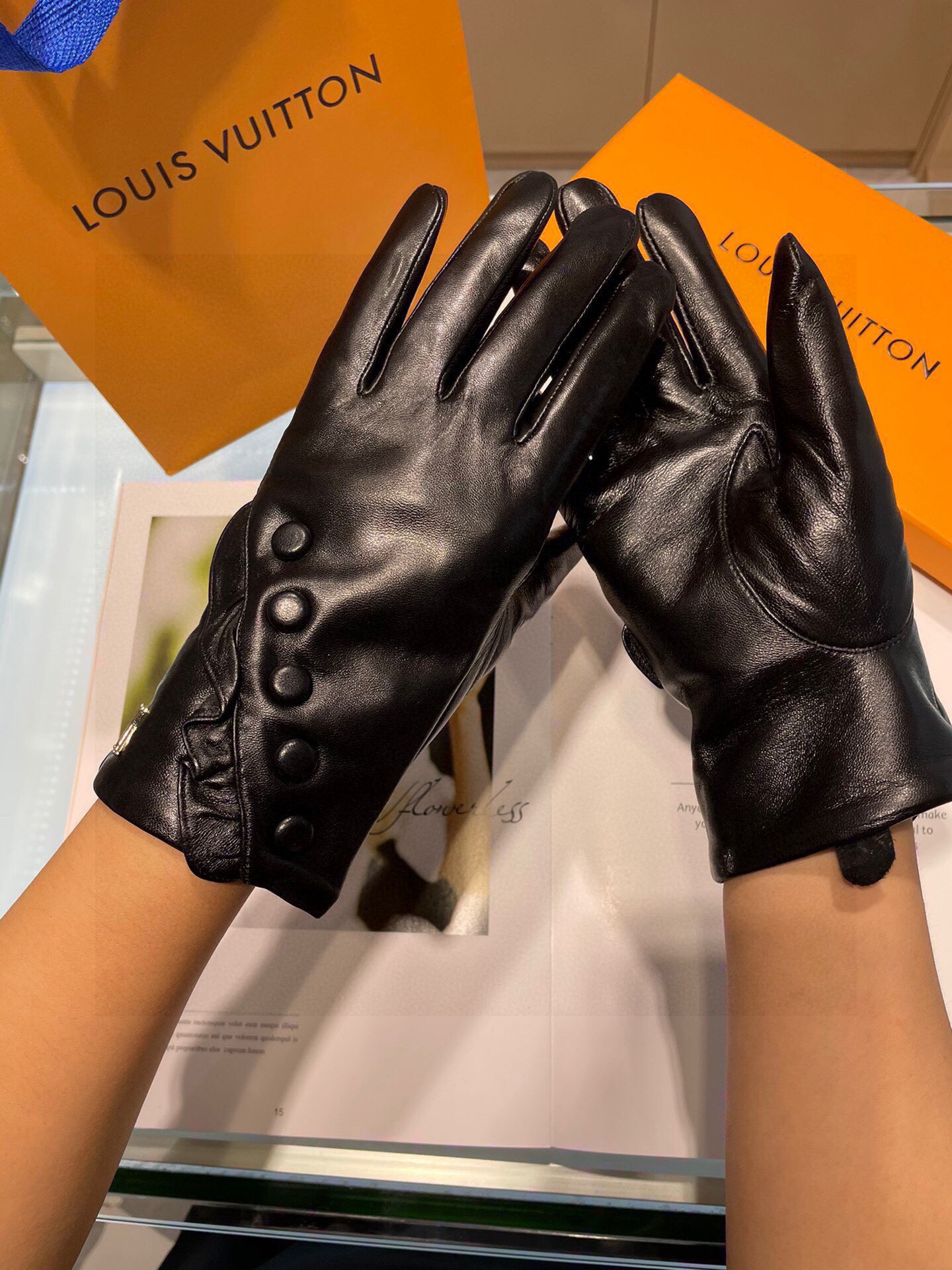 Lv秋冬新款 顶级原单 一级进口皮 。👏💁🏼精选优质羊皮柔软细腻💅品质保证 做工细致🚺内里：绒🚺码数 M