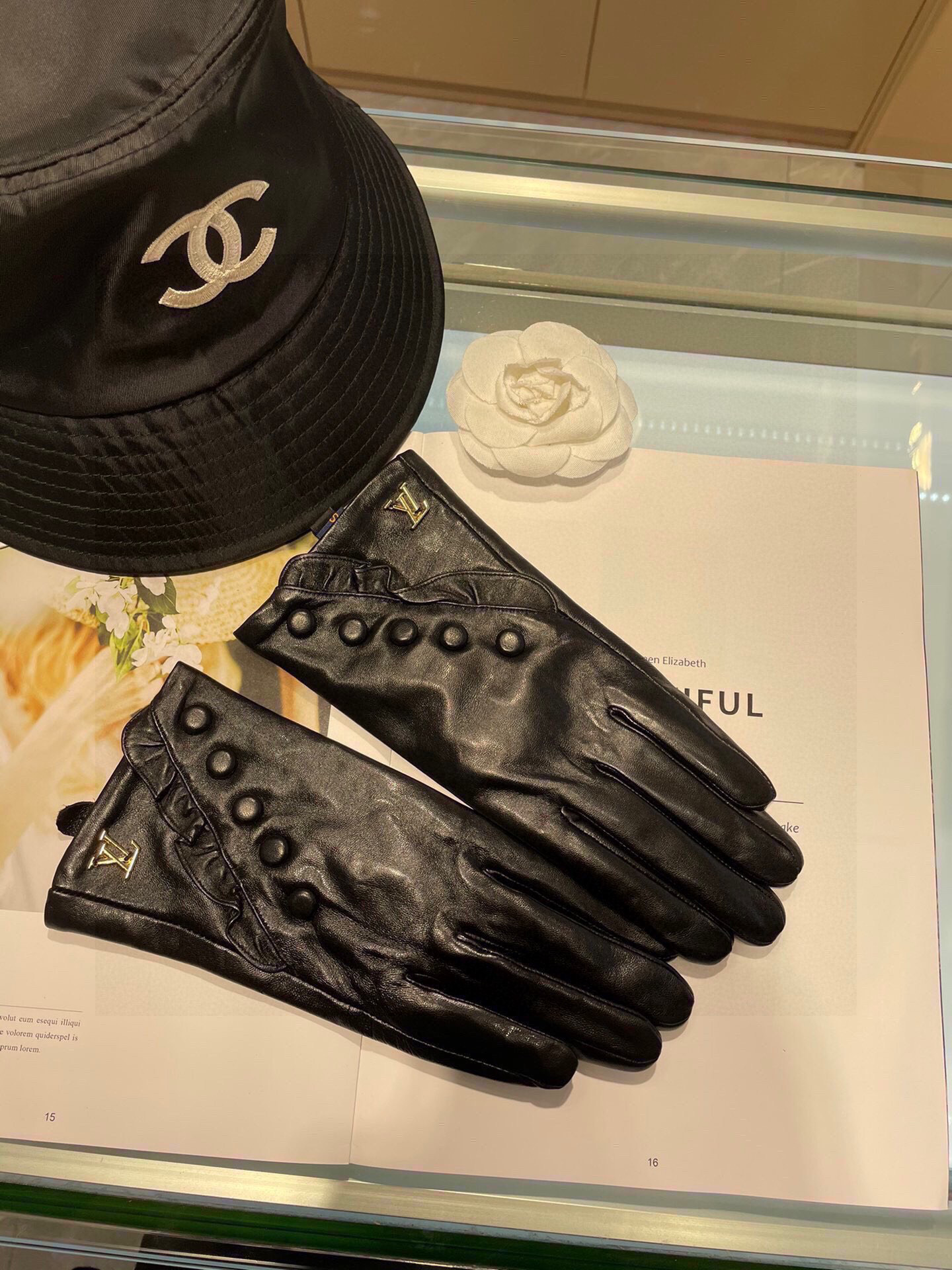 Lv秋冬新款 顶级原单 一级进口皮 。👏💁🏼精选优质羊皮柔软细腻💅品质保证 做工细致🚺内里：绒🚺码数 M
