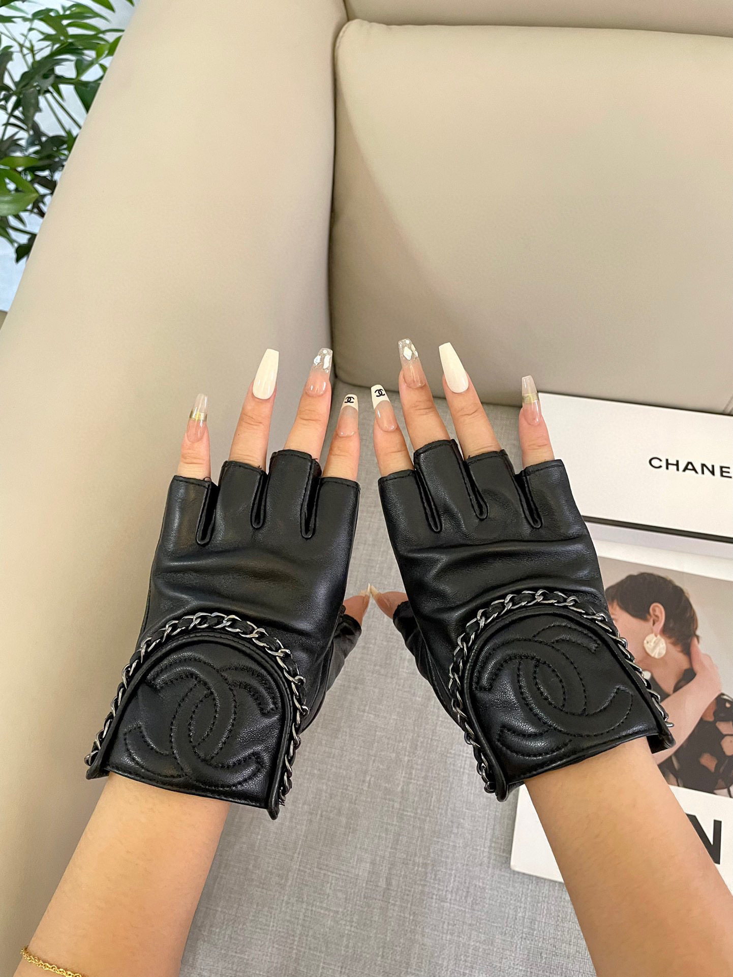 香奈儿Chanel‼️欧洲新款🇫🇷【顶级原单】女士高档半指手套 💁💁💁香奈儿御用手套 顶级做工💋任何细节