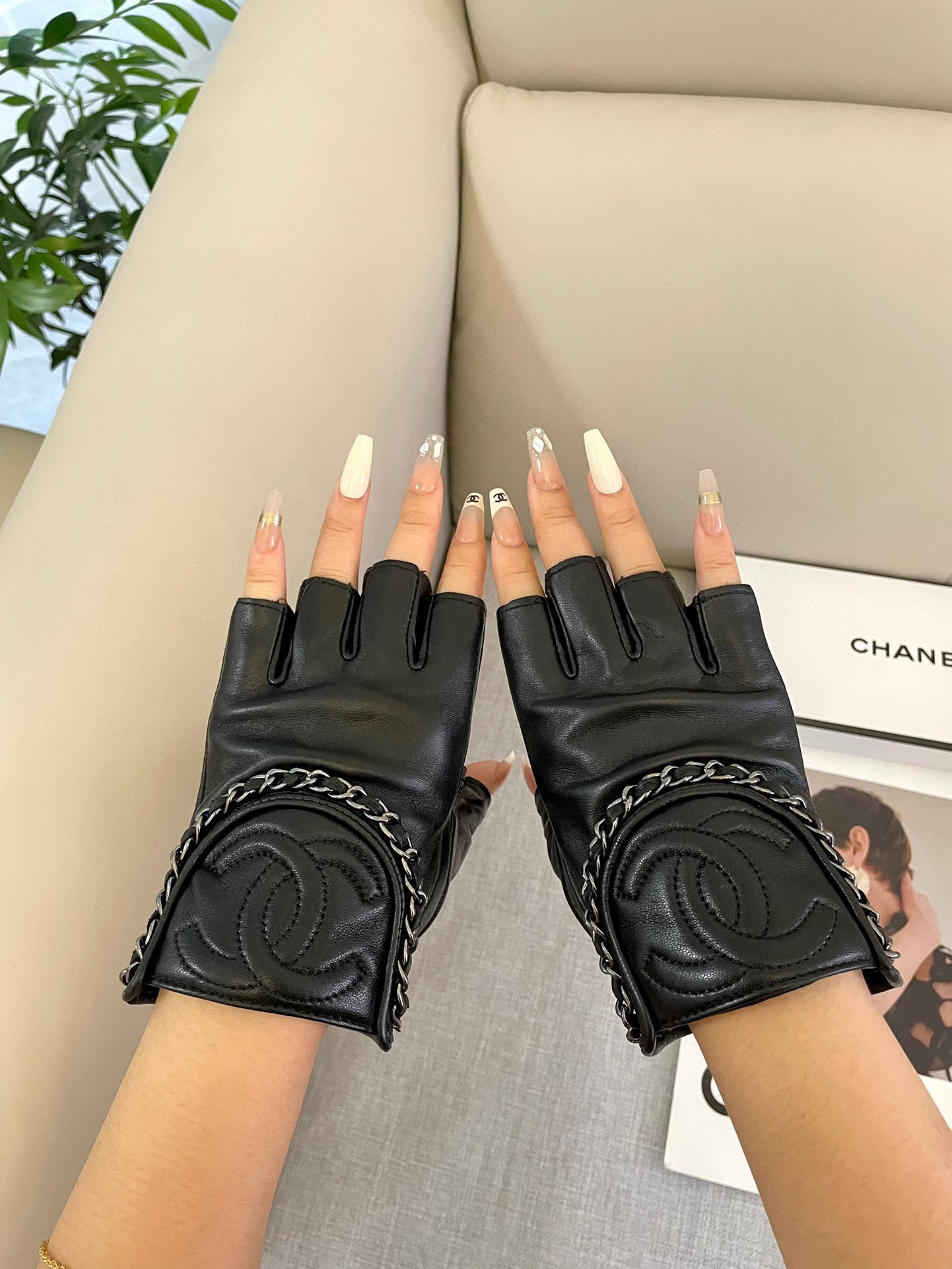 香奈儿Chanel‼️欧洲新款🇫🇷【顶级原单】女士高档半指手套 💁💁💁香奈儿御用手套 顶级做工💋任何细节