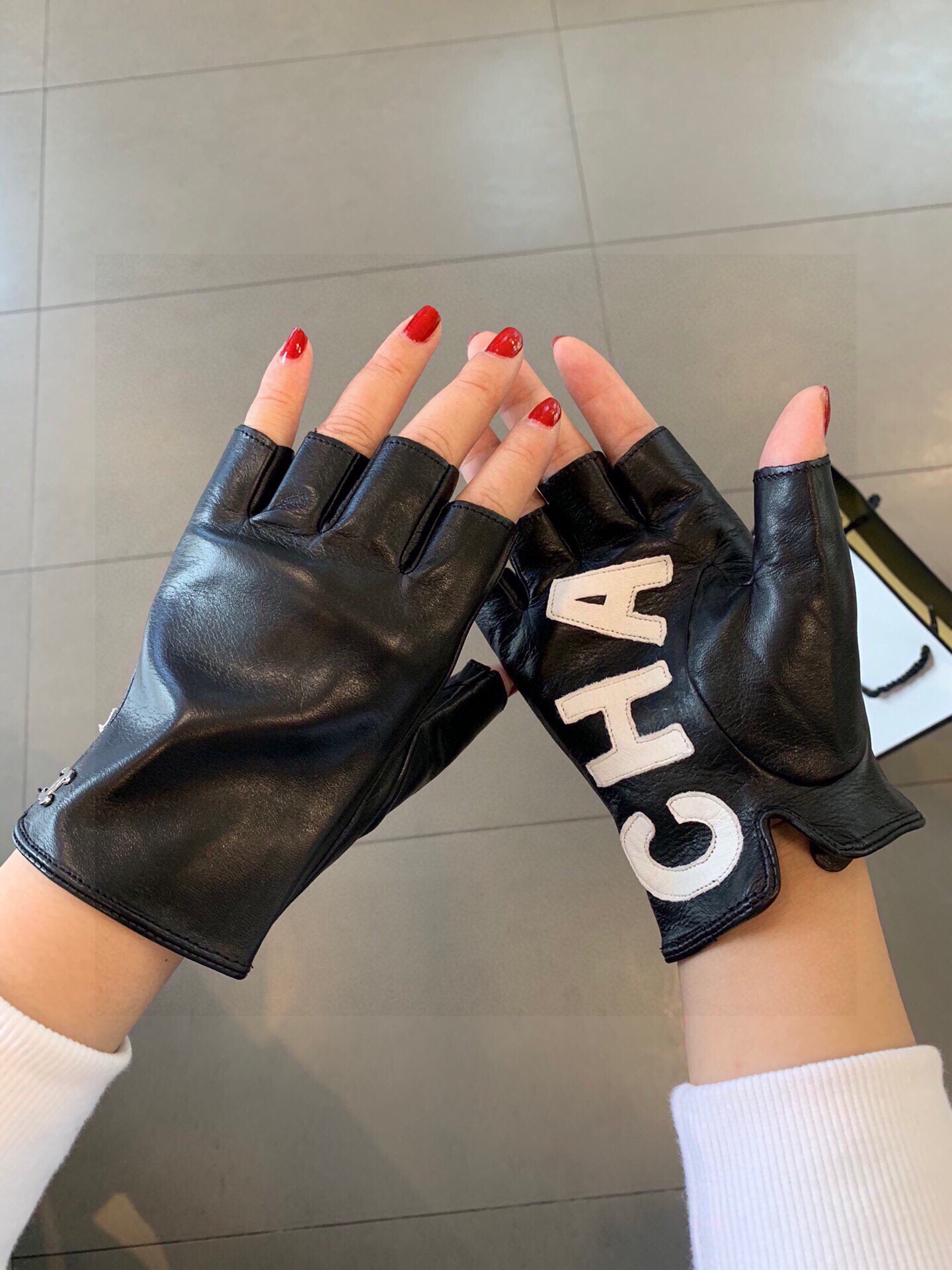 Chanel 秋冬新款女手套官网同步 👋🏻进口羊皮 皮质超薄柔软舒适 内里丝里 码数：M L