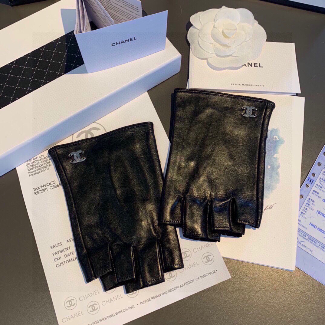 Chanel 秋冬新款女手套官网同步 👋🏻进口羊皮 皮质超薄柔软舒适 内里丝里 码数：M L