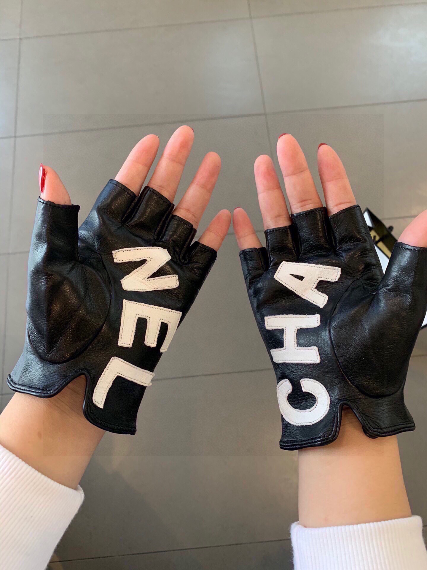 Chanel 秋冬新款女手套官网同步 👋🏻进口羊皮 皮质超薄柔软舒适 内里丝里 码数：M L