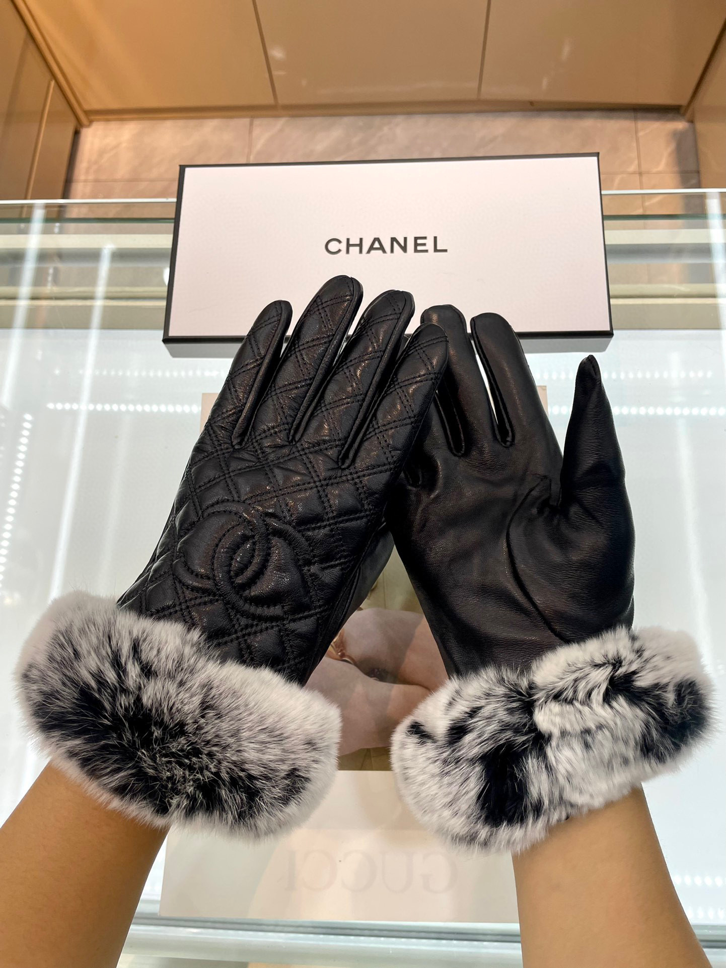 📣📣 Chanel香奈儿最新款刺绣双C大logo 皮质采用进口埃塞皮 刺采用顶白级山羊皮➕懒兔🐰毛，手感