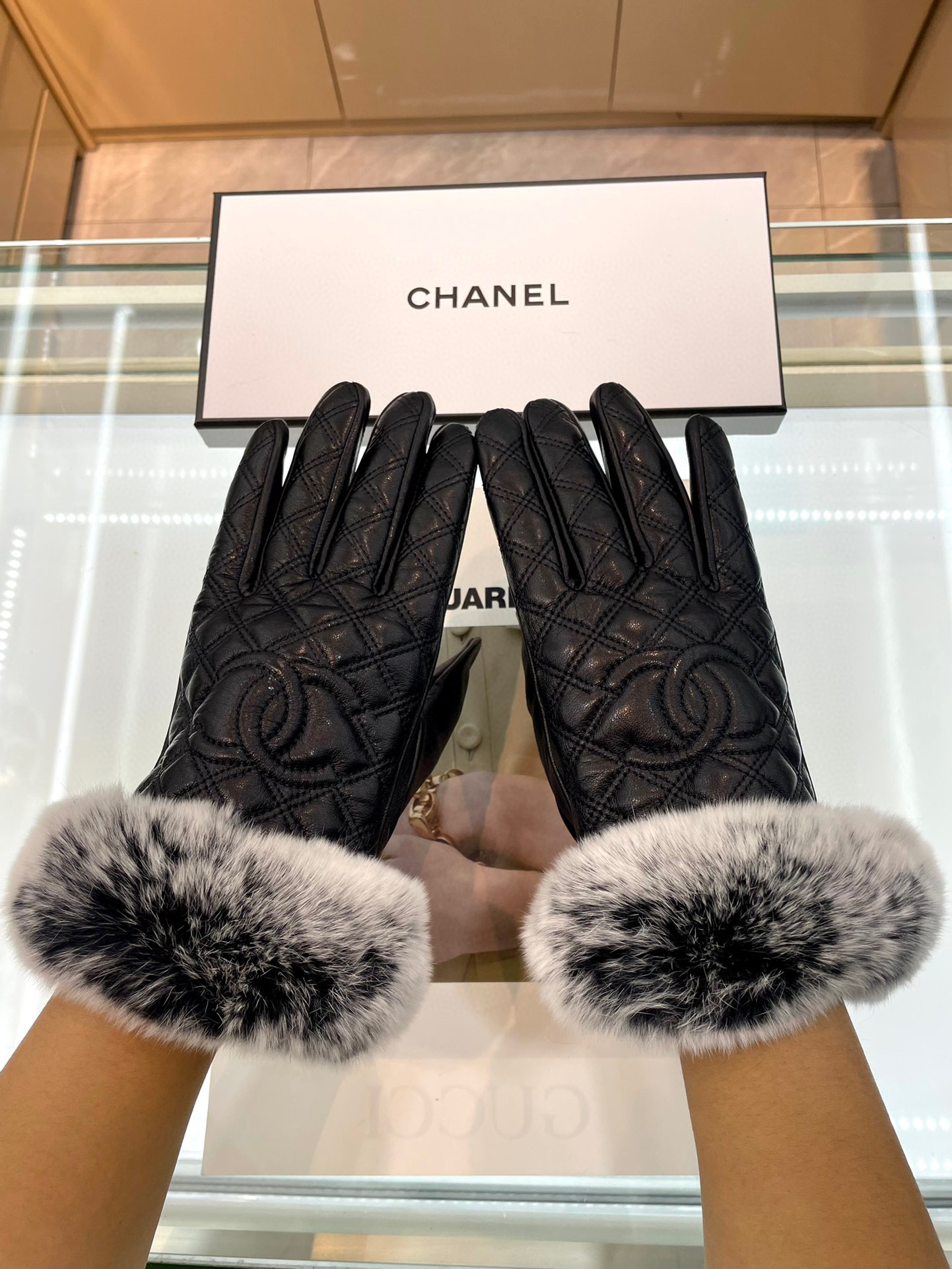 📣📣 Chanel香奈儿最新款刺绣双C大logo 皮质采用进口埃塞皮 刺采用顶白级山羊皮➕懒兔🐰毛，手感