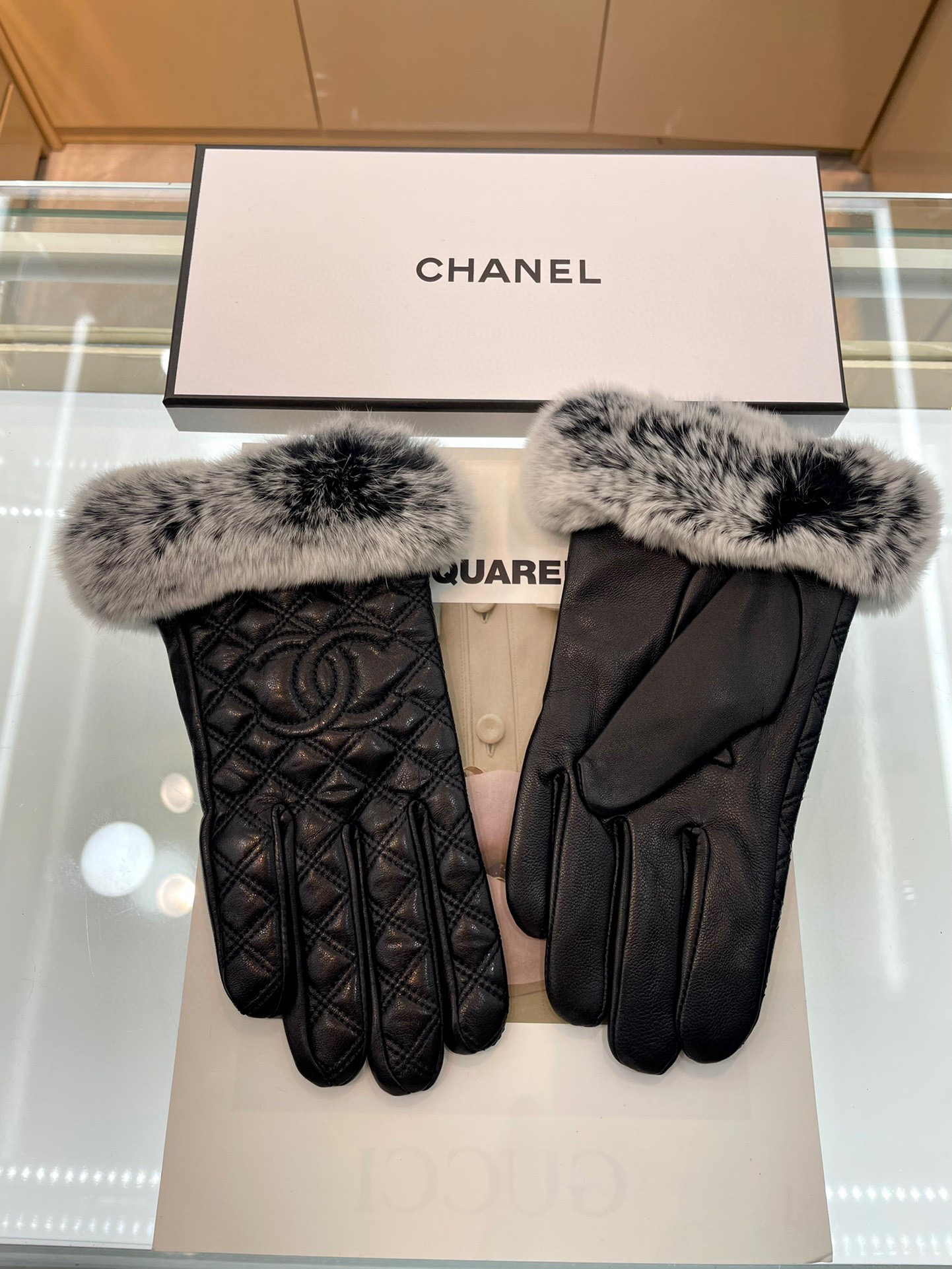 📣📣 Chanel香奈儿最新款刺绣双C大logo 皮质采用进口埃塞皮 刺采用顶白级山羊皮➕懒兔🐰毛，手感