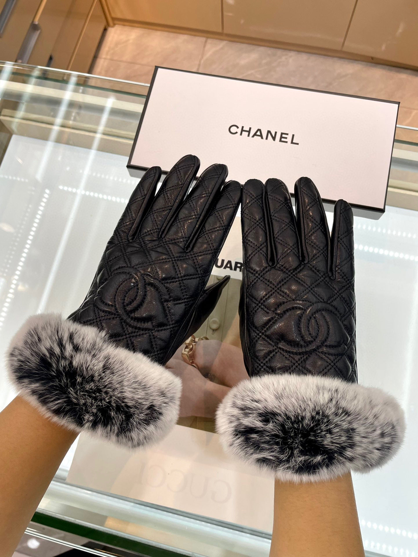 📣📣 Chanel香奈儿最新款刺绣双C大logo 皮质采用进口埃塞皮 刺采用顶白级山羊皮➕懒兔🐰毛，手感