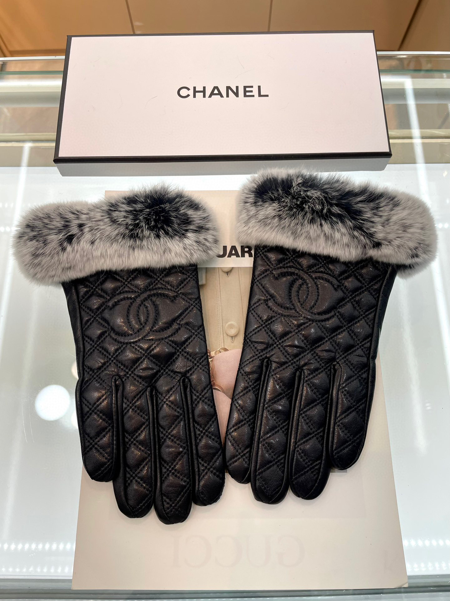 📣📣 Chanel香奈儿最新款刺绣双C大logo 皮质采用进口埃塞皮 刺采用顶白级山羊皮➕懒兔🐰毛，手感