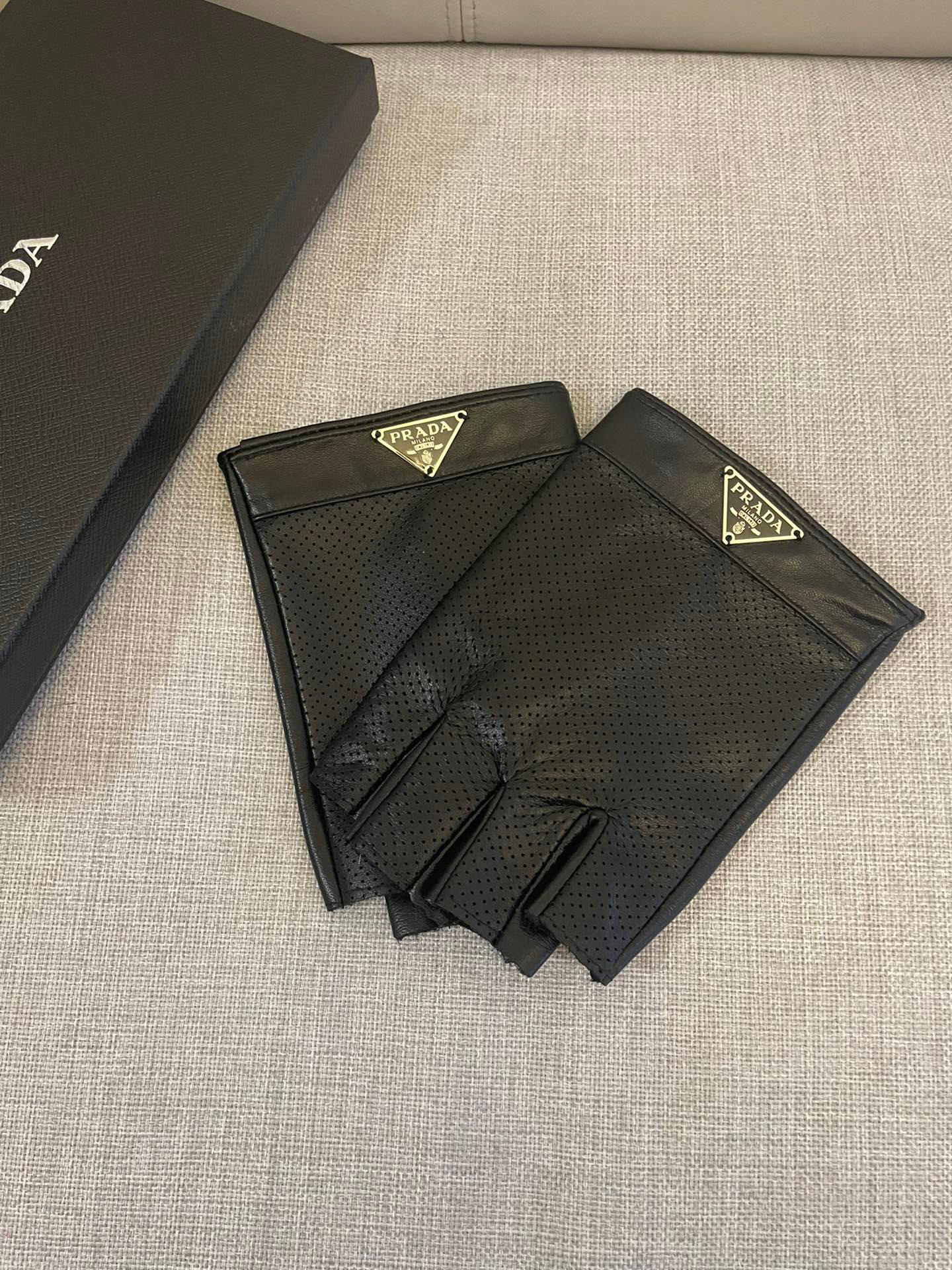 普拉达新款漏指手套 男士手套 高档羊皮手套 🎉🎉型男开车首选 不可错过💁💁百分百选用进口羊皮 皮质细腻柔