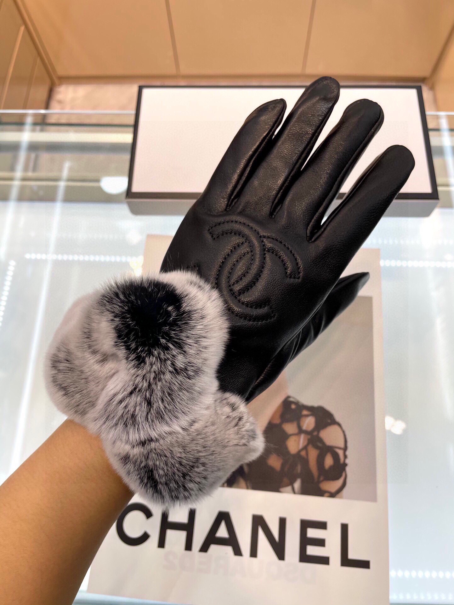 Chanel最新款刺绣双C大logo 皮质采用进口埃塞皮 刺采用顶白级山羊皮➕懒兔🐰毛，手感更软细糯腻 