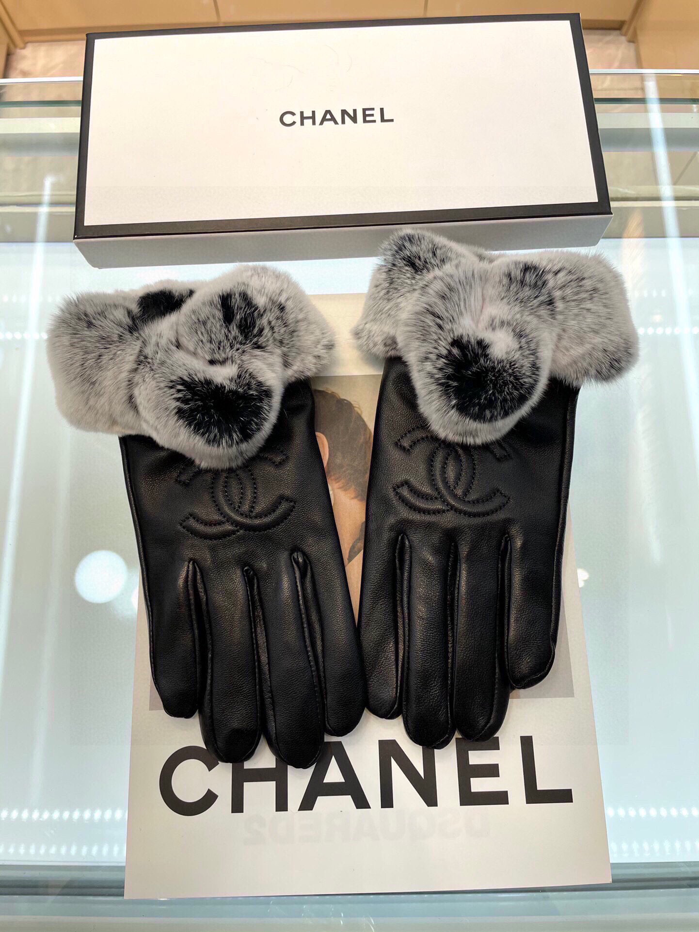Chanel最新款刺绣双C大logo 皮质采用进口埃塞皮 刺采用顶白级山羊皮➕懒兔🐰毛，手感更软细糯腻 