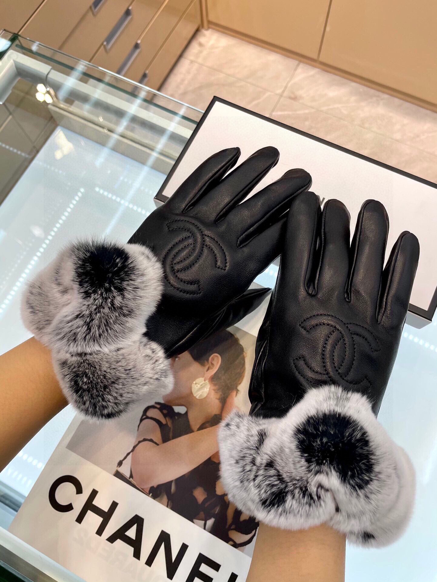 Chanel最新款刺绣双C大logo 皮质采用进口埃塞皮 刺采用顶白级山羊皮➕懒兔🐰毛，手感更软细糯腻 