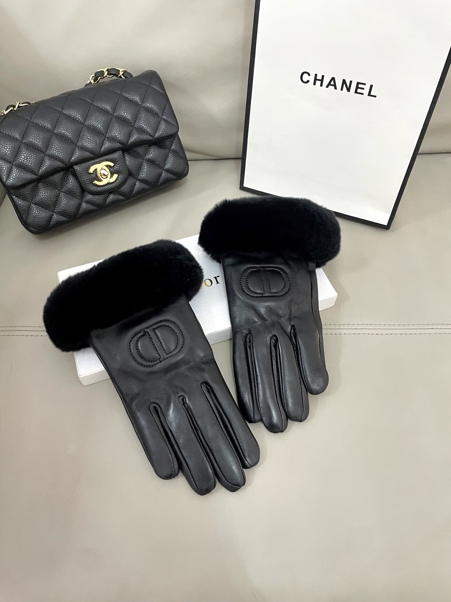 NO:344917,Embroidered touch screen women's gloves Dior original single quality] Official website synchronizes the new high-end sheepskin gloves for women. The goddess's first choice is not to miss 100% imported sheepskin. The leather is delicate and soft. Identify the imported sheepskin with unique touch and cashmere inside. The top-level workmanship is not missed. The authentic version is opened. Counter one to one. Number L gloves, gloves, dior, sheepskin, gloves19860909刺绣触屏女款手套Dior 原单品质】官网同步女士新款高档羊皮手套女神首选 不可错过百分百选用进口羊皮 皮质细腻柔软 认准进口羊皮特有手感羊绒内里保暖更佳 顶级做工任何细节都不放过正品开版 专柜一比一 码数L手套,手套,dior,sheepskin,gloves,accessory