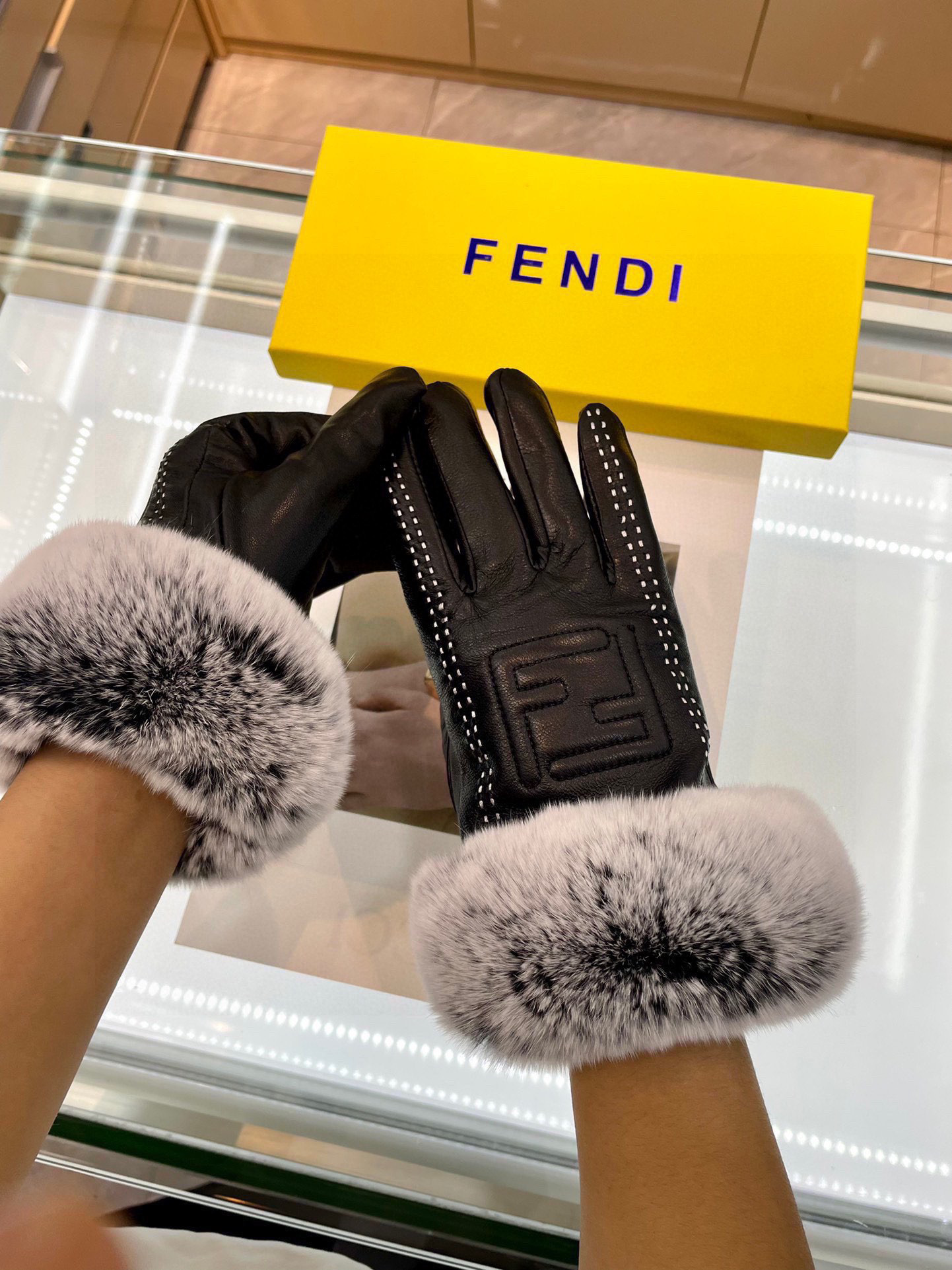 📣📣 Fendi芬迪最新款刺绣双C大logo 皮质采用进口埃塞皮 刺采用顶白级山羊皮➕懒兔🐰毛，手感更软