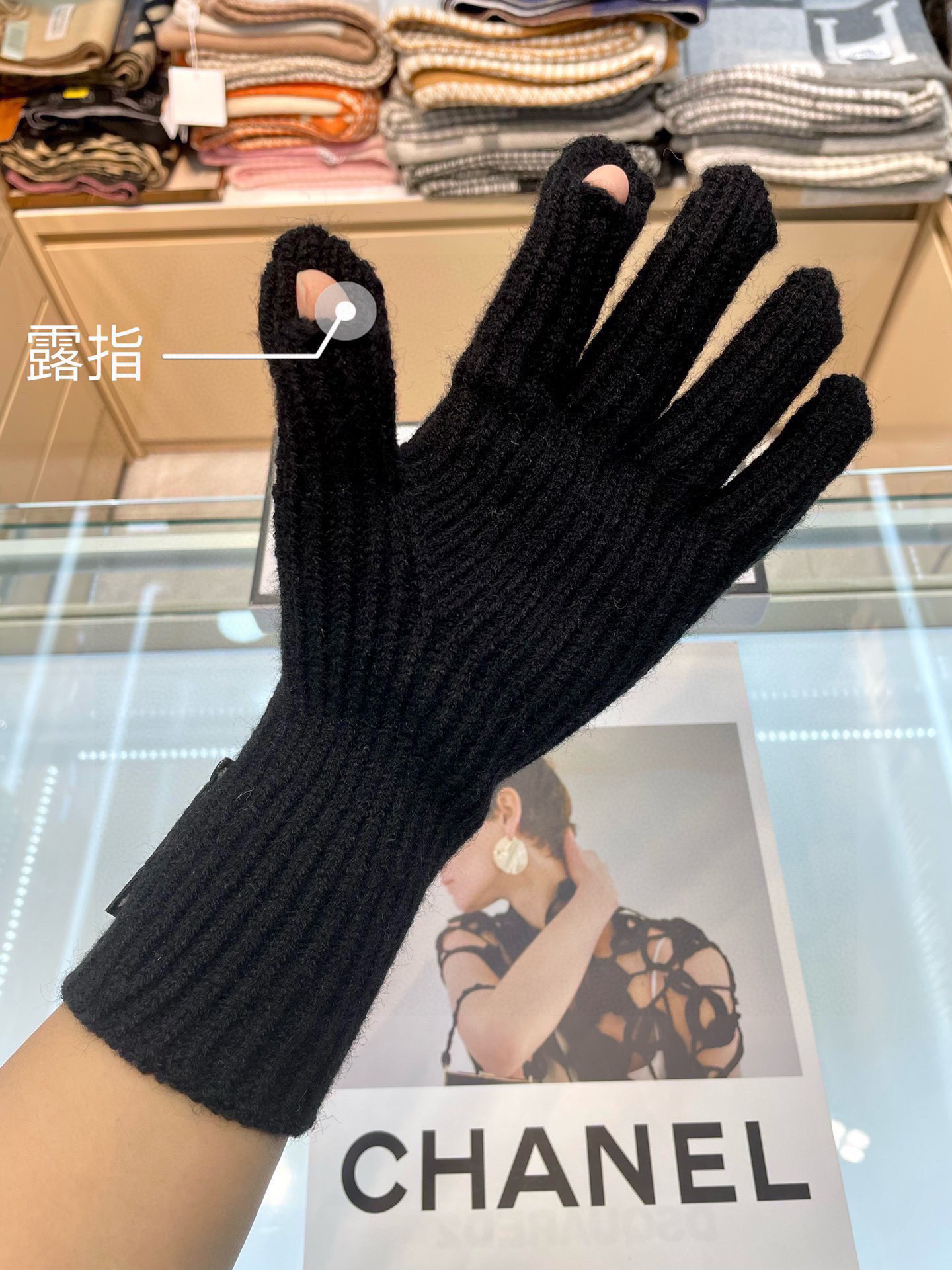 香奈儿新款羊毛手套 手感更软细糯腻 亲肤，保性暖更好天然染料，低温染色 呈最现纯粹，浓郁饱的满颜色，色牢
