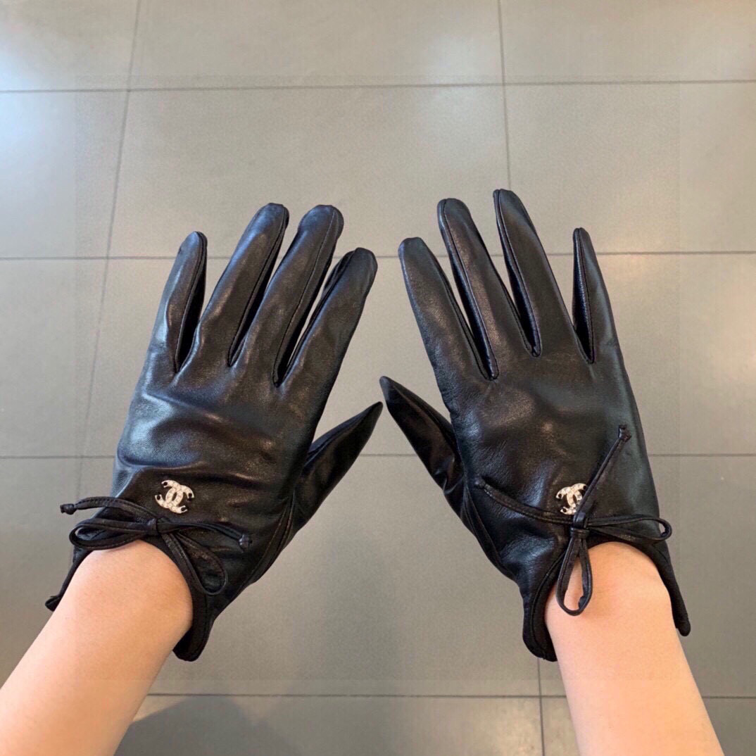 ‼️ 爆款到 。【顶级原单】官网同步女士新款高档羊皮手套🎉🔒🔒百分百选用进口小羊皮 内里羊丝里 皮质光泽