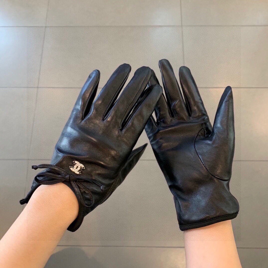 ‼️ 爆款到 。【顶级原单】官网同步女士新款高档羊皮手套🎉🔒🔒百分百选用进口小羊皮 内里羊丝里 皮质光泽