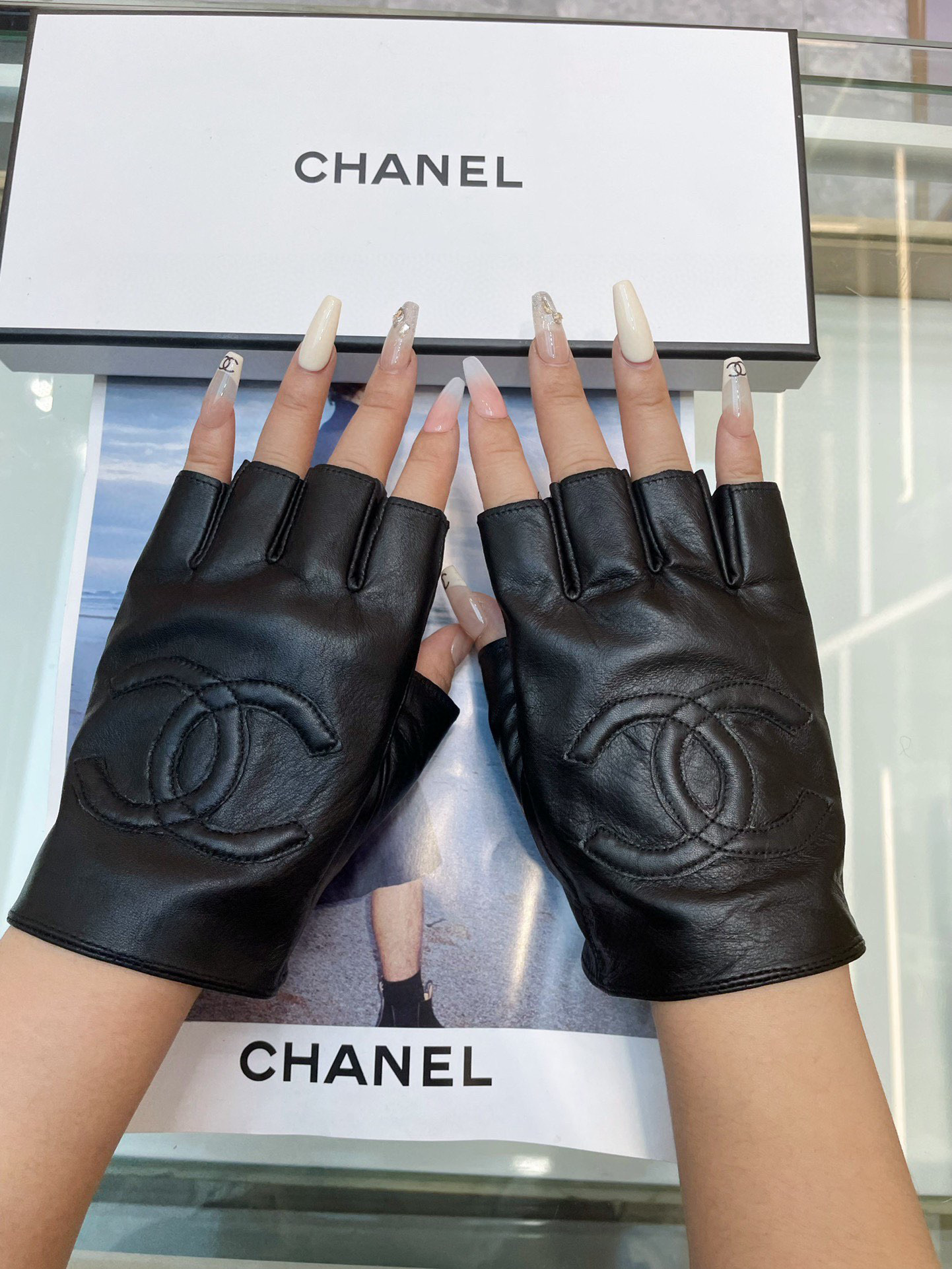 Chanel 秋冬新款女手套官网同步 👋🏻A级羊皮 皮质超薄柔软舒适 码数：M L
