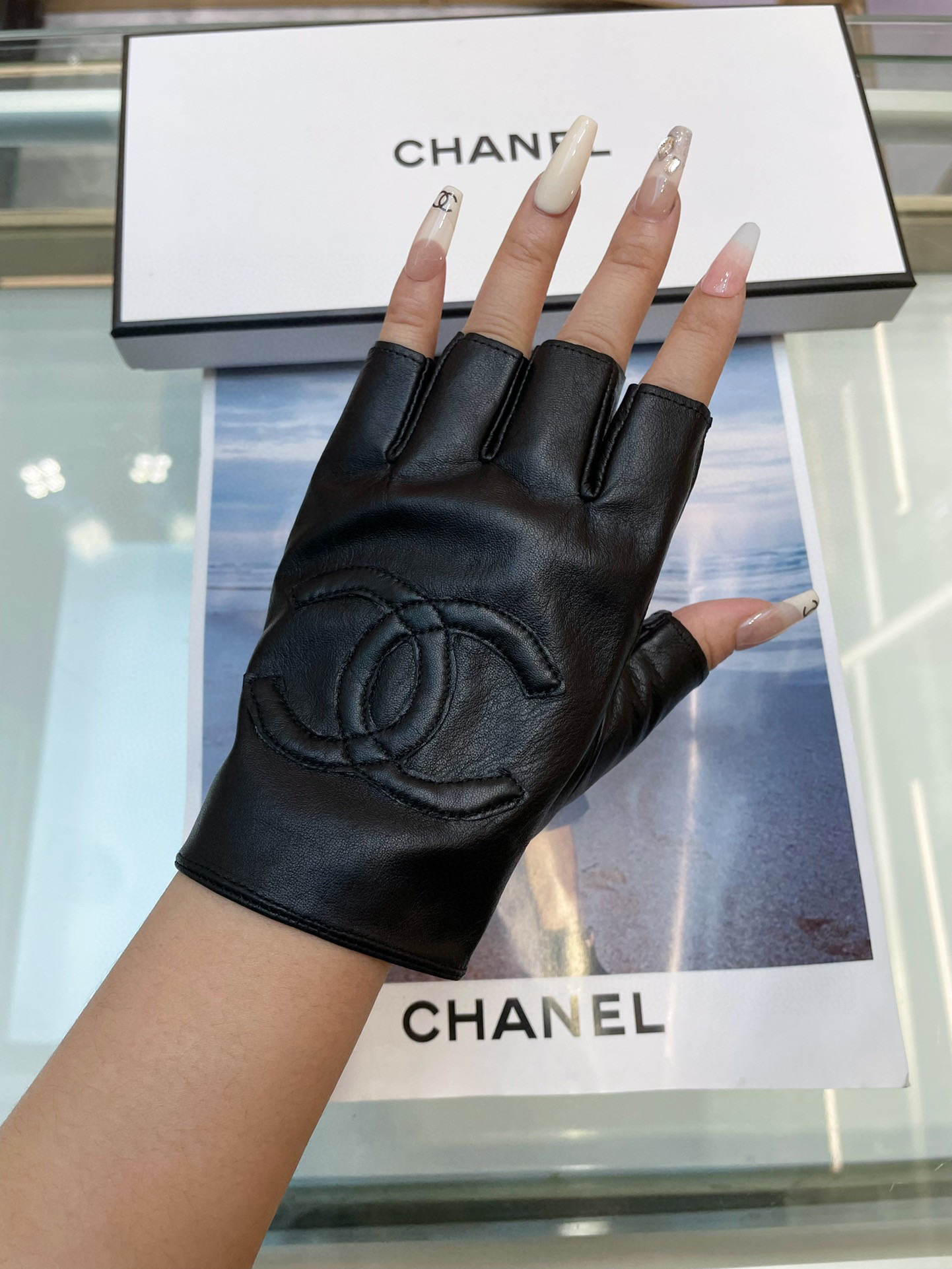 Chanel 秋冬新款女手套官网同步 👋🏻A级羊皮 皮质超薄柔软舒适 码数：M L