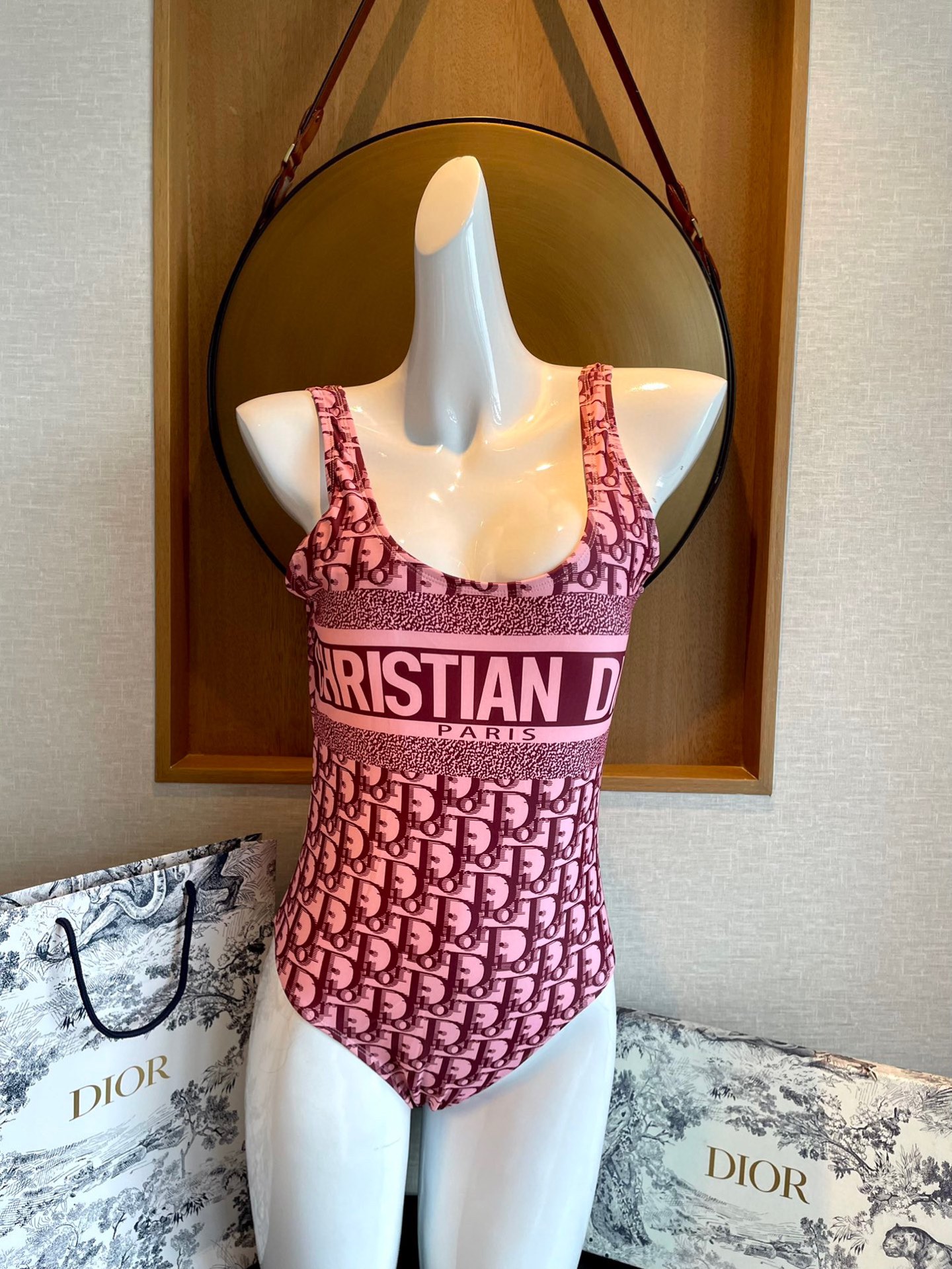 NO:377707,Dior One-piece swimsuit suitable for a variety of scenes♀Seaside, swimming pool, hot spring, water park, rafting can be worn inside or completely. One-piece design covers the flesh and looks tall. The abdomen is a little fleshy and does not affect our beauty. The back design reveals the beautiful back. The fabric is breathable and comfortable. The quick-drying elastic swimsuit is easier to clean. S M L Xl swimsuits, swimsuits, bikinis, dior, dior, swimsuits, bikinis19860909Dior 迪奥连体泳衣 适合多种场景的游泳衣♀海边 游泳池 温泉 水上乐园 漂流都可以内搭也完全可以 连体设计遮肉显高挑 腹部有点肉肉也不影响咱美美的 背面设计大露美背 面料透气舒适.速干弹性的游泳衣更加帖肤易清洗 码数S M L Xl泳衣泳裤比基尼,泳衣，泳裤，比基尼,dior,dior,swimsuits,bikinis,accessory