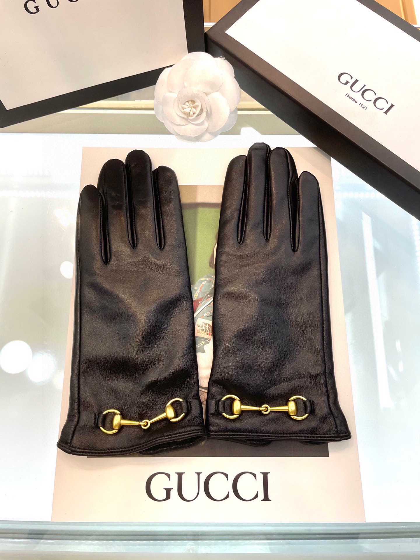 。。爆款到货 💝Gucci火爆朋友圈的女式真皮手套，马衔扣➕一级羊皮 简单大方的静面款式添加小LOGO扣