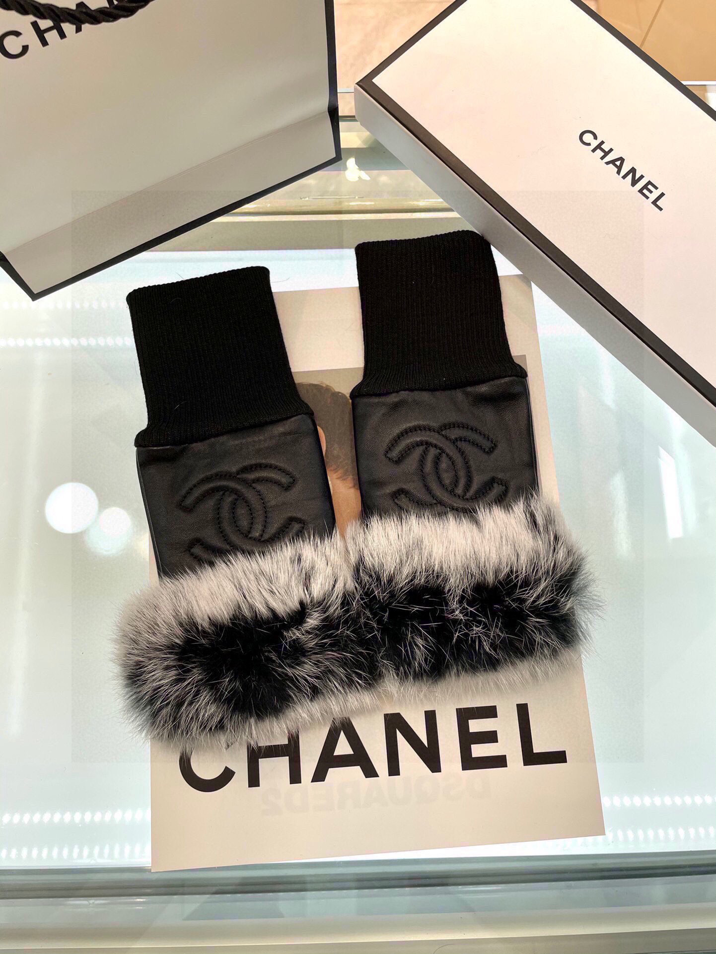 Chanel 香奈儿 秋冬短款懒兔毛手套👍值得对比。。同款不同品质，秒杀市场差产品，进口一级羊皮➕懒兔毛