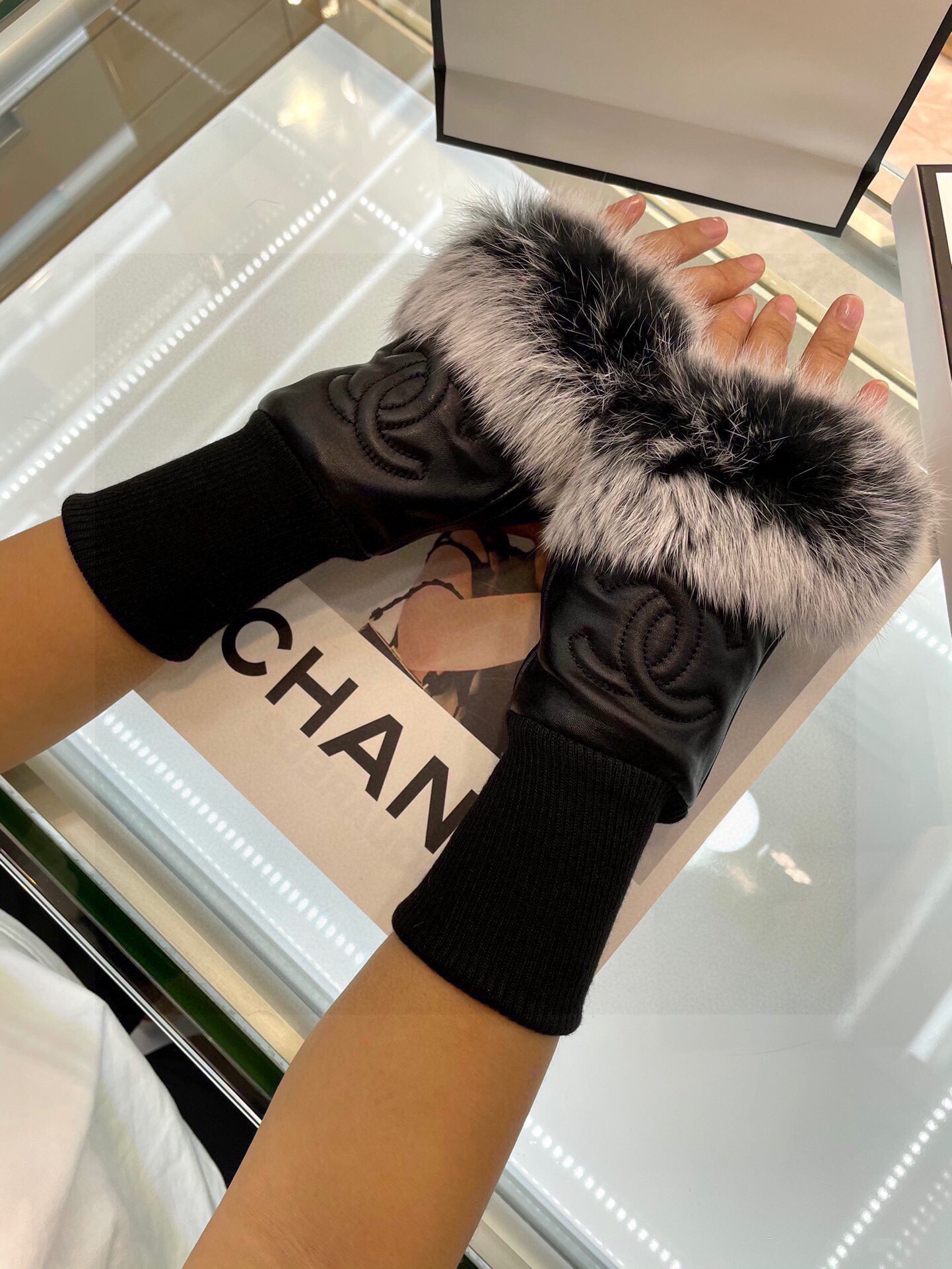 Chanel 香奈儿 秋冬短款懒兔毛手套👍值得对比。。同款不同品质，秒杀市场差产品，进口一级羊皮➕懒兔毛