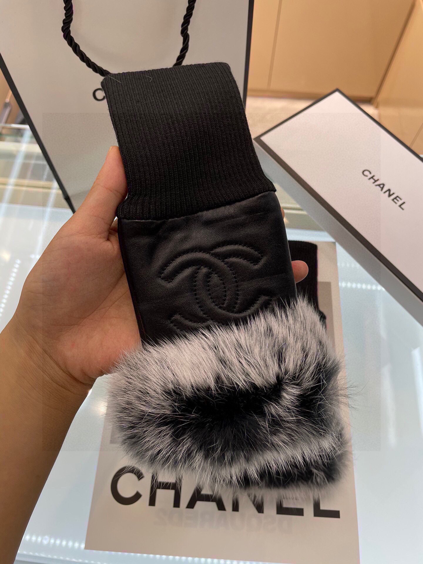 Chanel 香奈儿 秋冬短款懒兔毛手套👍值得对比。。同款不同品质，秒杀市场差产品，进口一级羊皮➕懒兔毛