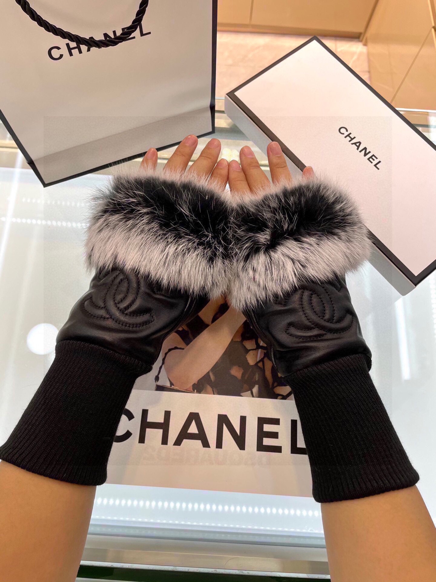 Chanel 香奈儿 秋冬短款懒兔毛手套👍值得对比。。同款不同品质，秒杀市场差产品，进口一级羊皮➕懒兔毛