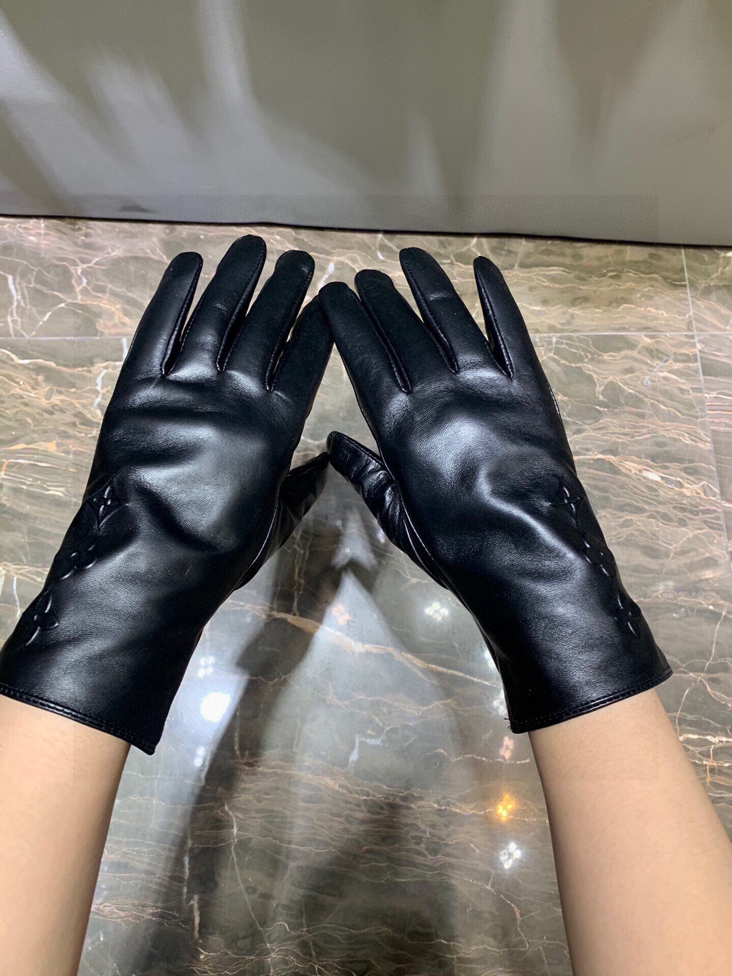 新款独家首发‼️刺绣触屏女款手套LV【原单品质】官网同步女士新款进口羊皮手套🎉🎉女神首选 不可错过💁💁百
