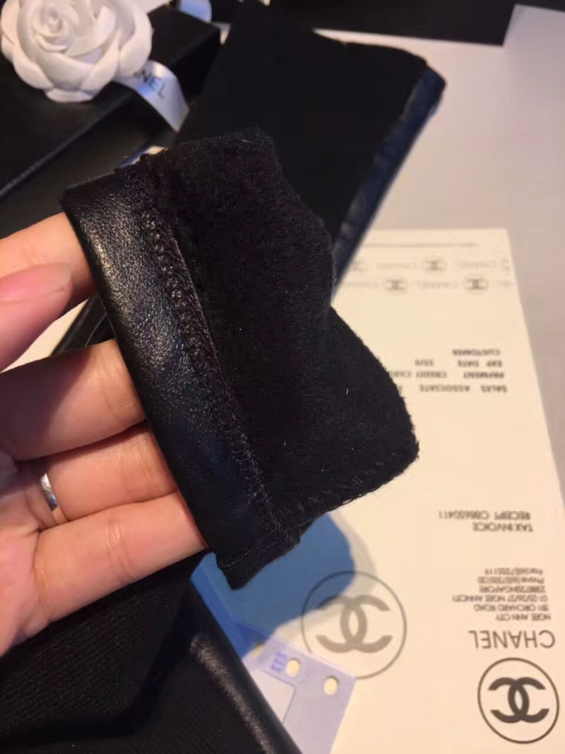🌟🌟香奈儿专柜最新款长款手套💥前半部分采用进口蕾丝加双C刺绣🎀 ，柔软细腻💝，非常亲肤🎎，女人味十足💃 