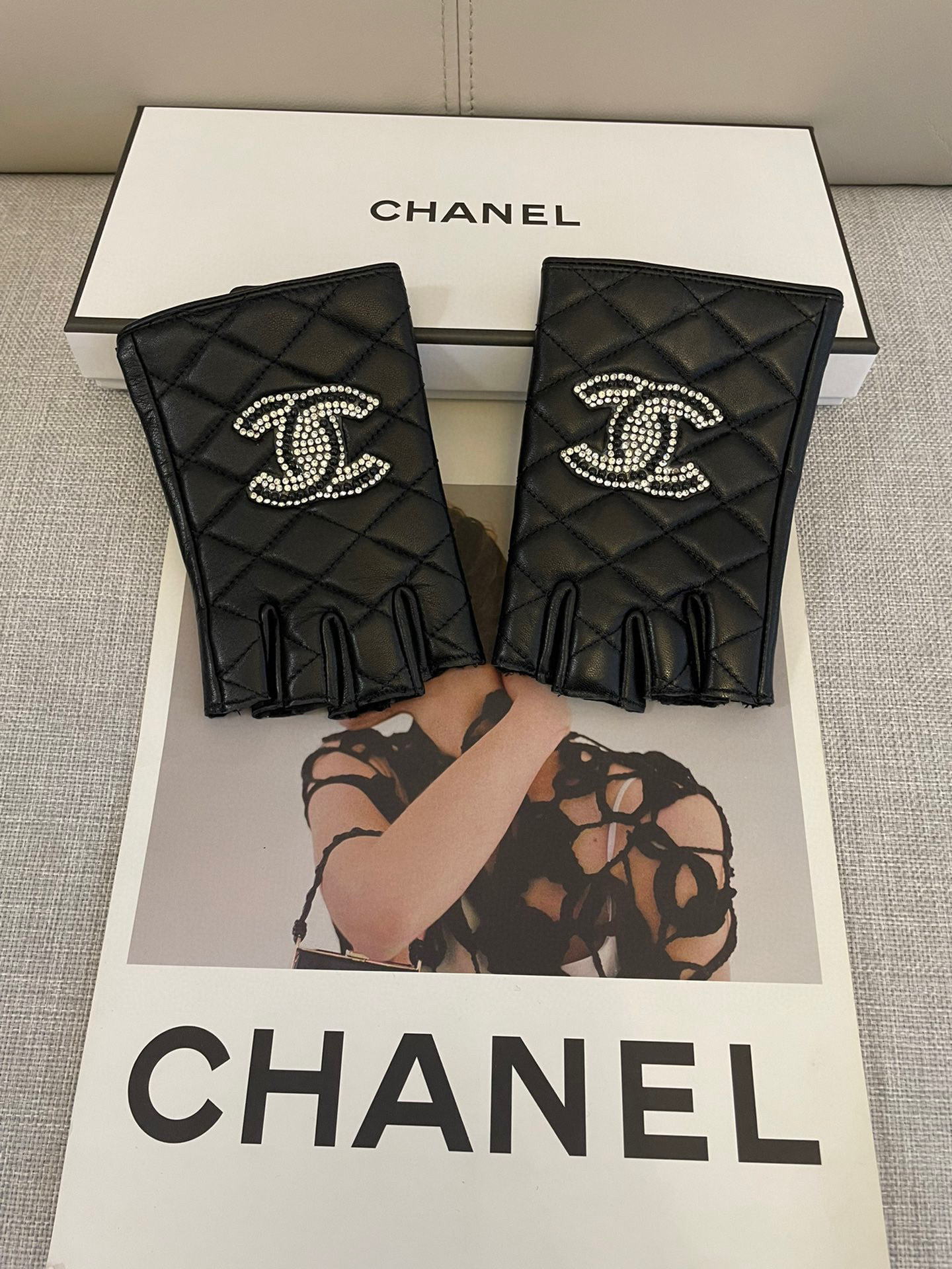 NO:346050,Chanel European new style [top original list] Women's high-end half-finger gloves, 100% imported sheepskin, smooth, delicate and soft leather, first-class feel, imported sheepskin unique touch, original golden camellia flower top workmanship, no details are left out of genuine edition, Size L gloves, gloves, chanel, sheepskin, gloves19860909Chanel欧洲新款【顶级原单】女士高档半指手套 百分百选用进口羊皮 皮质光滑细腻柔软 手感一流认准进口羊皮特有手感原版金色山茶花朵顶级做工任何细节都不放过正品开版 码数L手套,手套,chanel,sheepskin,gloves,accessory