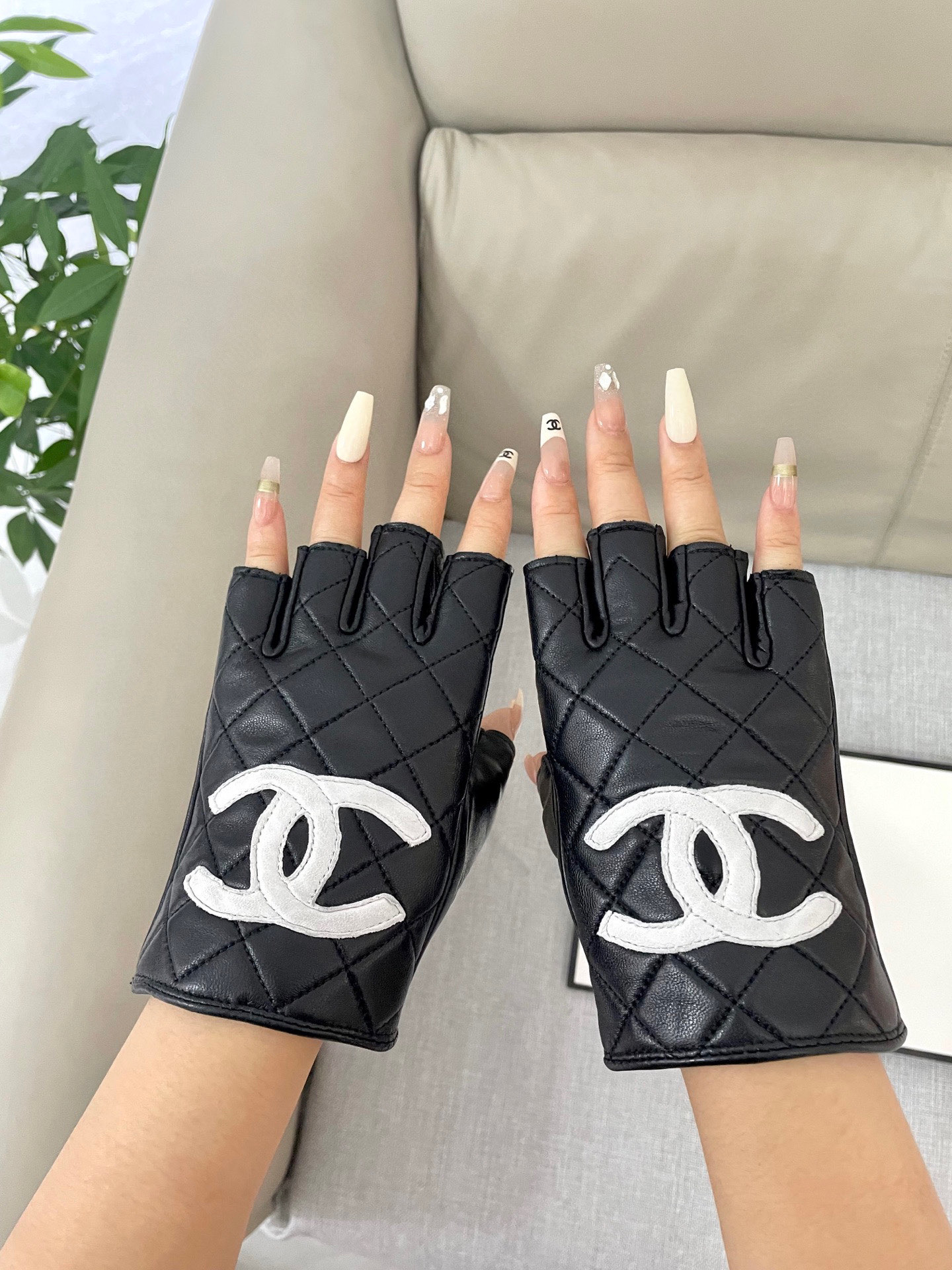 Chanel 新款短款📱👏搭什么衣服都好看💁🏼精选优质棉羊皮柔软细腻💅🦊 保暖效果特别好✌🏻️品质保证 
