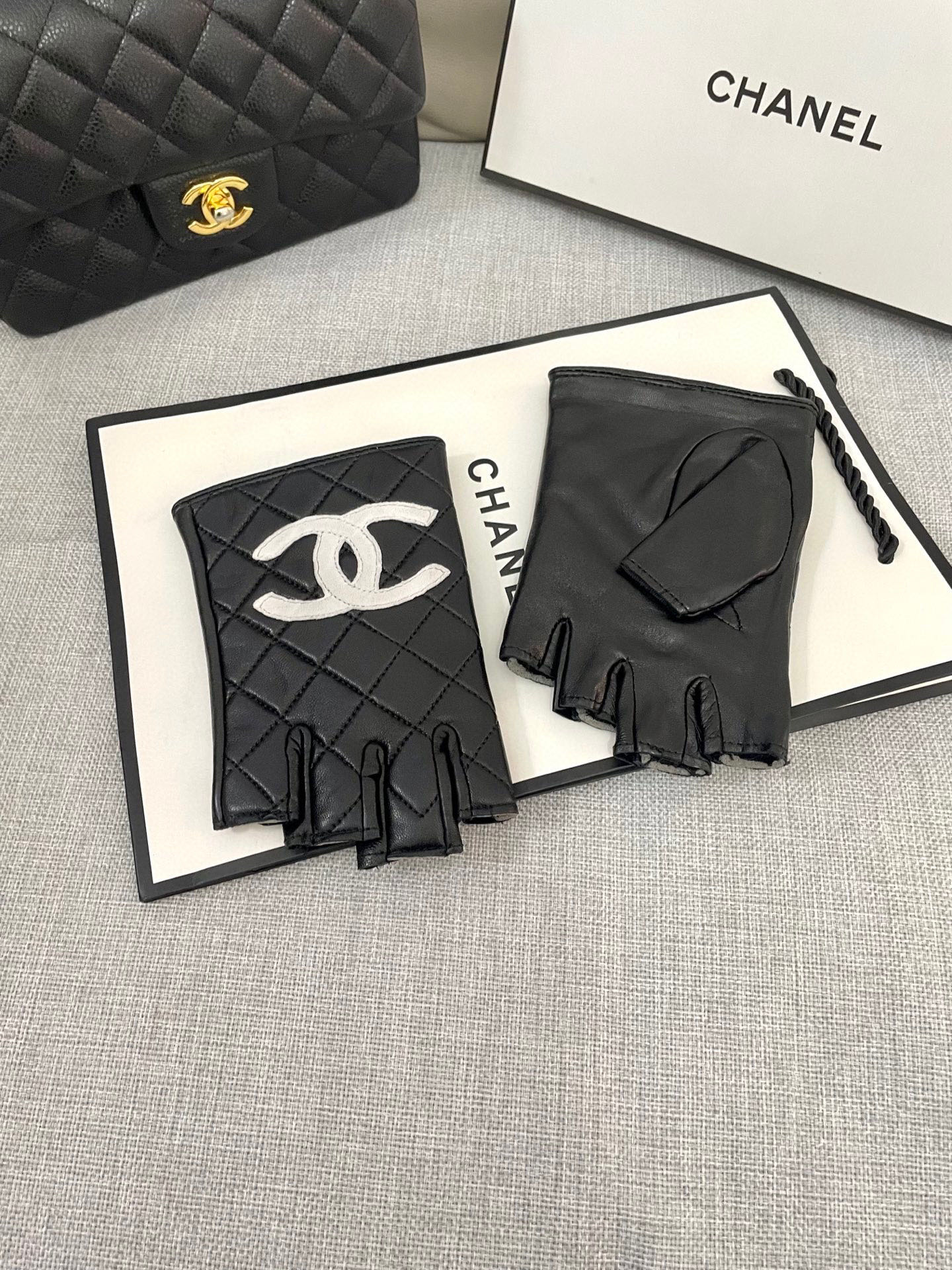 Chanel 新款短款📱👏搭什么衣服都好看💁🏼精选优质棉羊皮柔软细腻💅🦊 保暖效果特别好✌🏻️品质保证 