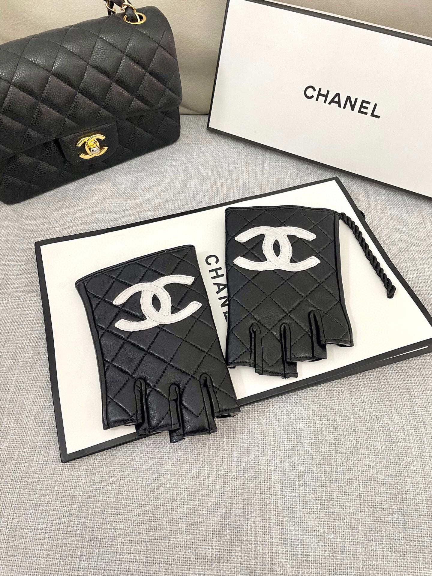 Chanel 新款短款📱👏搭什么衣服都好看💁🏼精选优质棉羊皮柔软细腻💅🦊 保暖效果特别好✌🏻️品质保证 