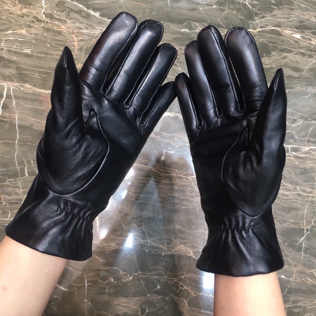 华伦天奴 爆款到 。【顶级原单】官网同步女士新款高档羊皮手套🎉🔒🔒百分百选用进口小羊皮 内里羊丝里 保暖