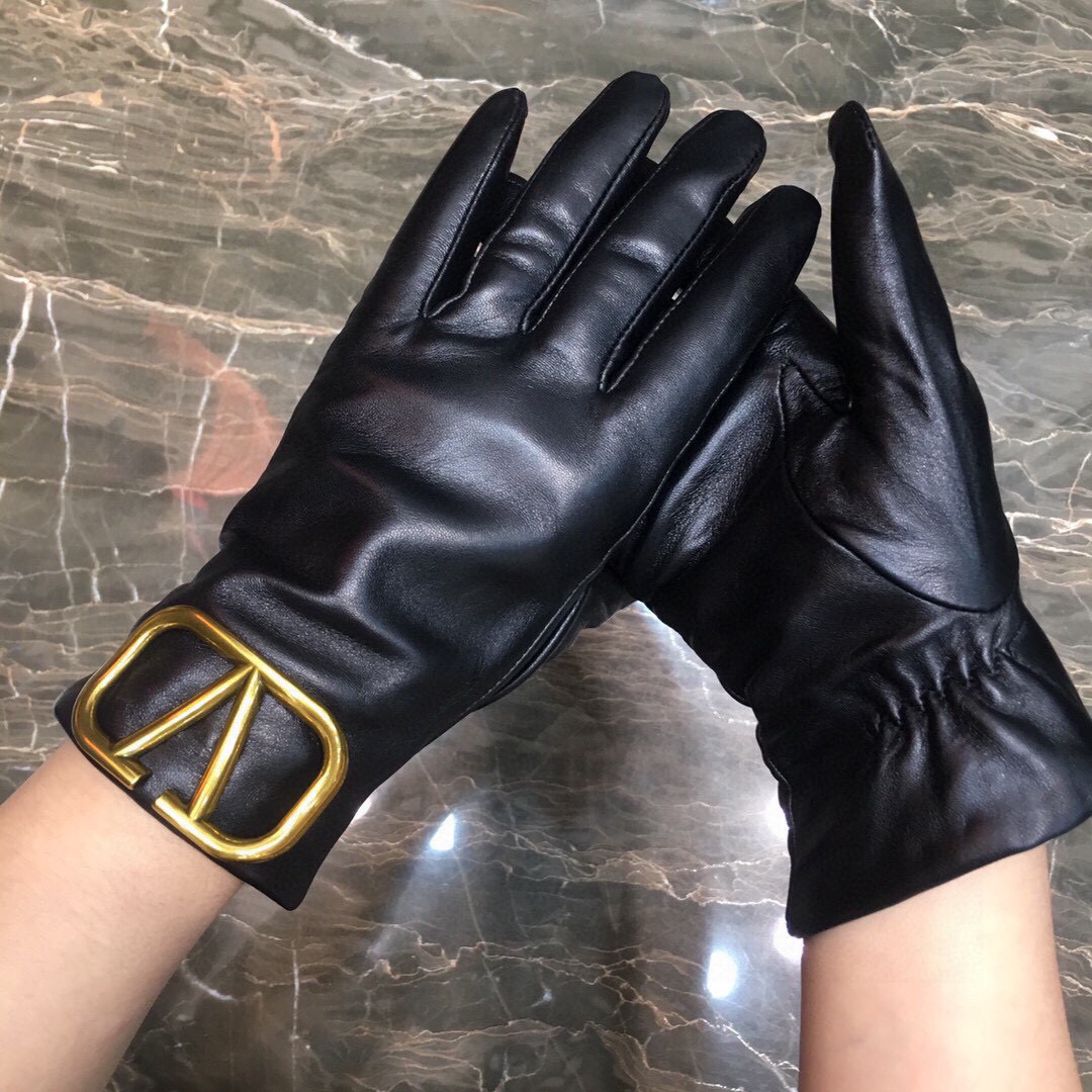 华伦天奴 爆款到 。【顶级原单】官网同步女士新款高档羊皮手套🎉🔒🔒百分百选用进口小羊皮 内里羊丝里 保暖