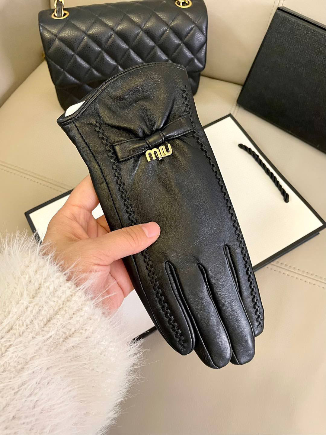❤️miumiu火爆朋友圈的女式真皮手套，采用埃塞俄比亚进口触屏羊皮，简单大方的静面款式添加小LOGO扣