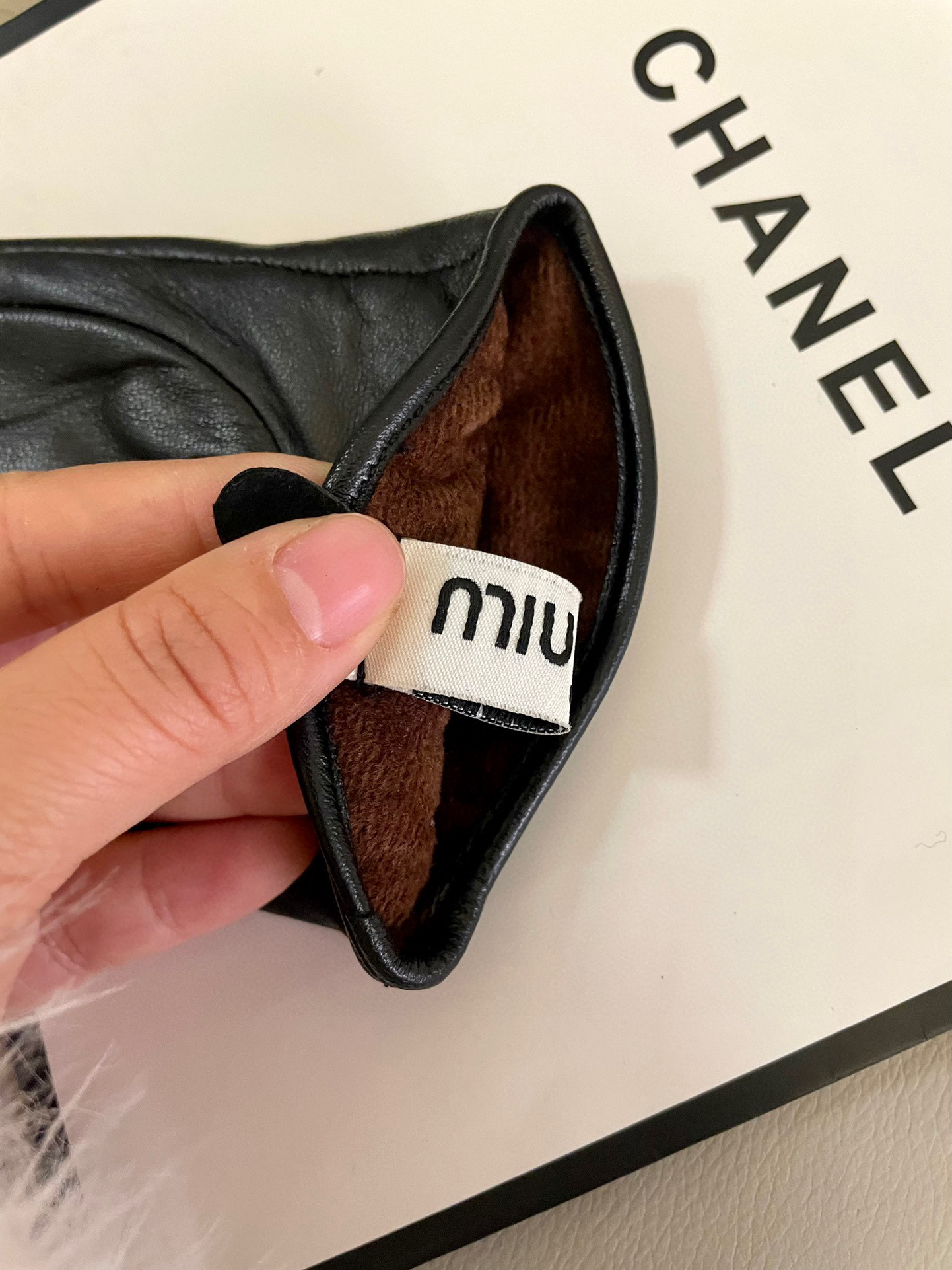 ❤️miumiu火爆朋友圈的女式真皮手套，采用埃塞俄比亚进口触屏羊皮，简单大方的静面款式添加小LOGO扣
