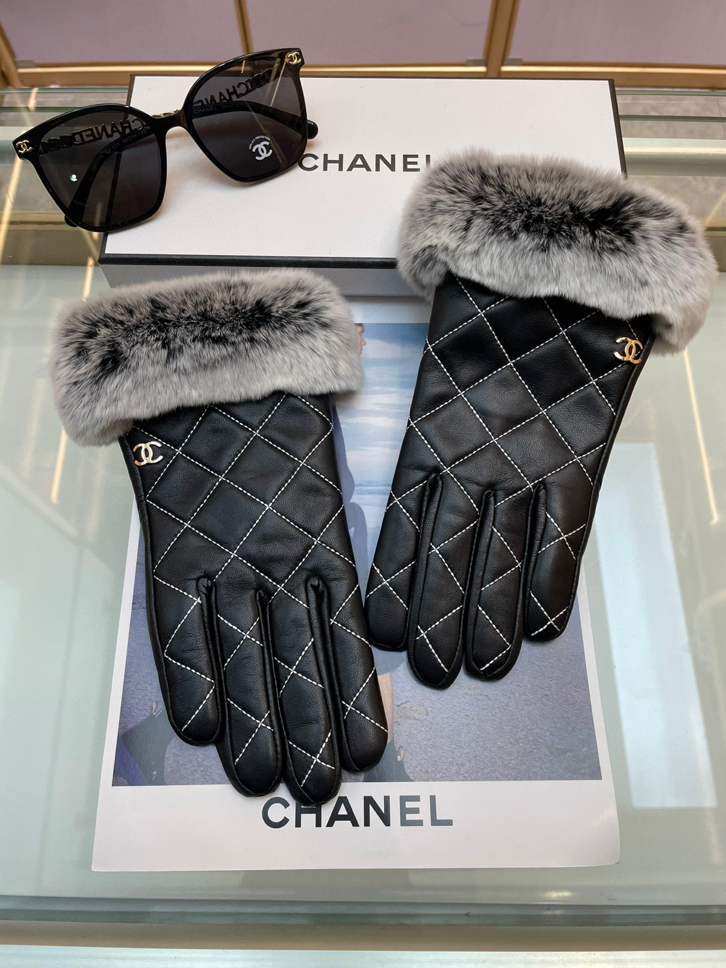 NO:346090,Chanel new women's gloves, first-class sheepskin leather, ultra-thin, warm and comfortable, soft and comfortable, special hand shape, super texture, average size gloves, gloves, chanel, sheepskin, gloves19860909Chanel新款女士手套 一级羊皮 皮质超薄保暖舒适 柔软舒适 特显手型 质感超群 码数均码手套,手套,chanel,sheepskin,gloves,accessory