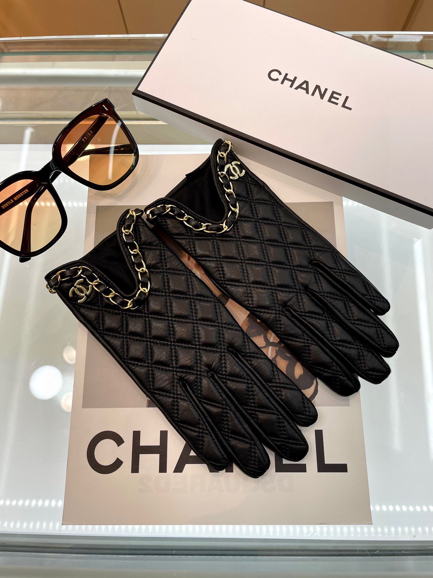Chanel 新款链条⛓小香风️📱👏搭配什么衣服都好看💁🏼精选优质棉羊皮柔软细腻💅🦊 保暖效果特别好✌🏻