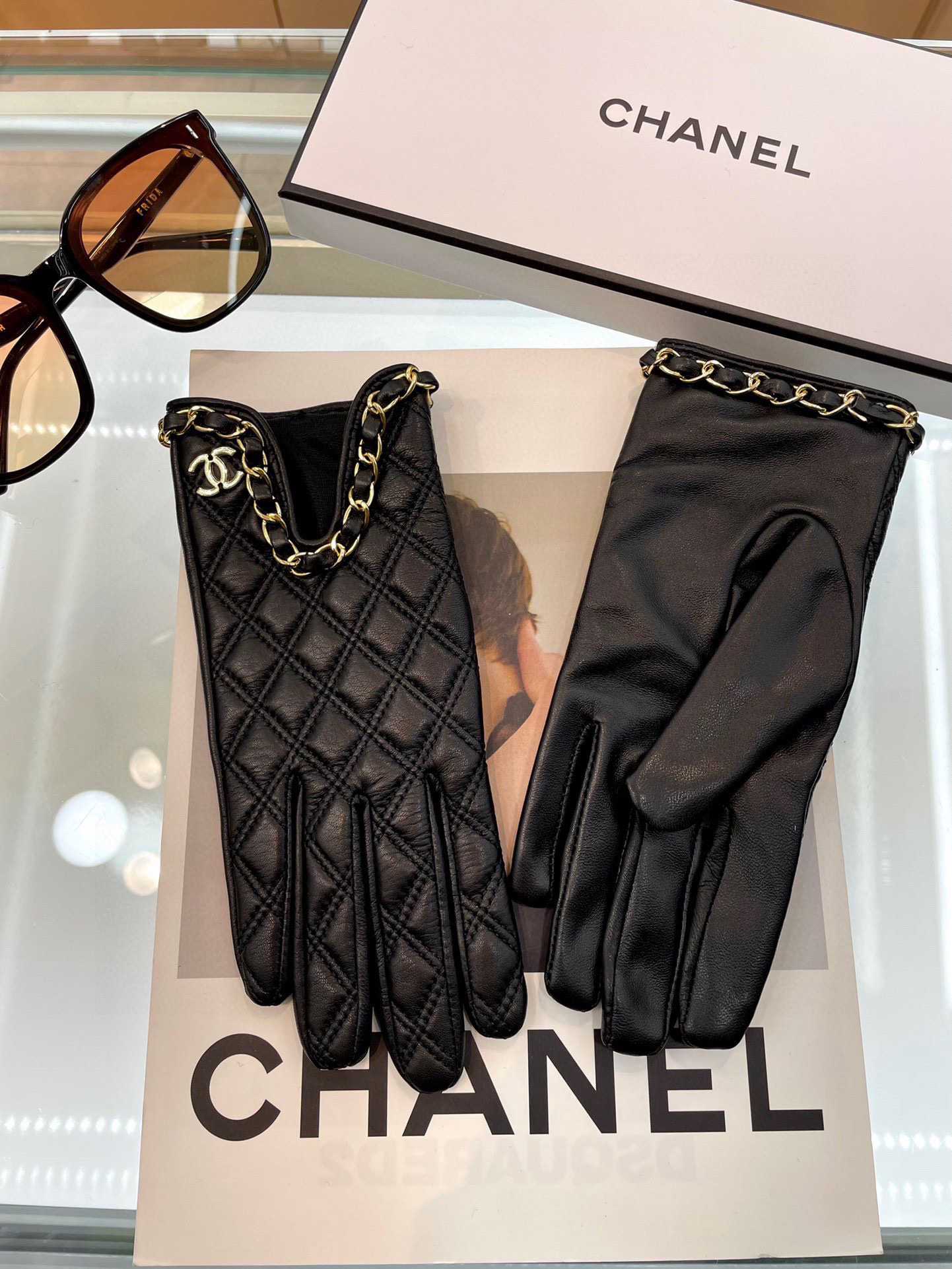 Chanel 新款链条⛓小香风️📱👏搭配什么衣服都好看💁🏼精选优质棉羊皮柔软细腻💅🦊 保暖效果特别好✌🏻