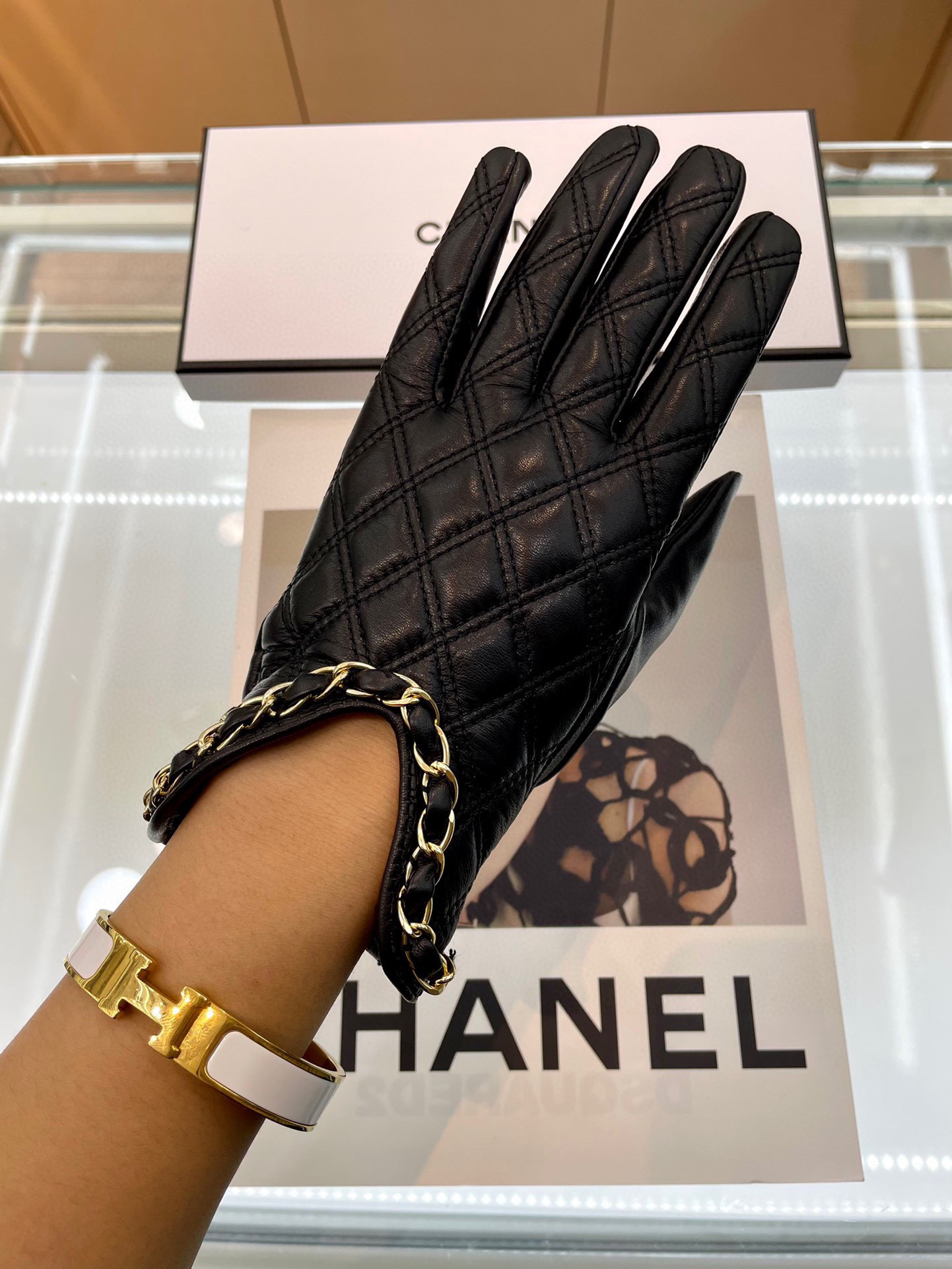 Chanel 新款链条⛓小香风️📱👏搭配什么衣服都好看💁🏼精选优质棉羊皮柔软细腻💅🦊 保暖效果特别好✌🏻