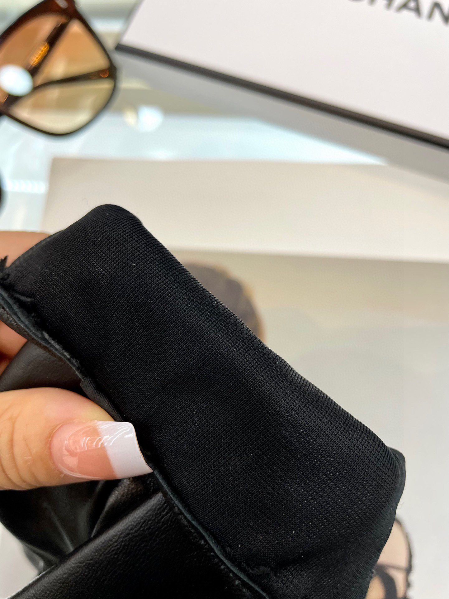 Chanel 新款链条⛓小香风️📱👏搭配什么衣服都好看💁🏼精选优质棉羊皮柔软细腻💅🦊 保暖效果特别好✌🏻