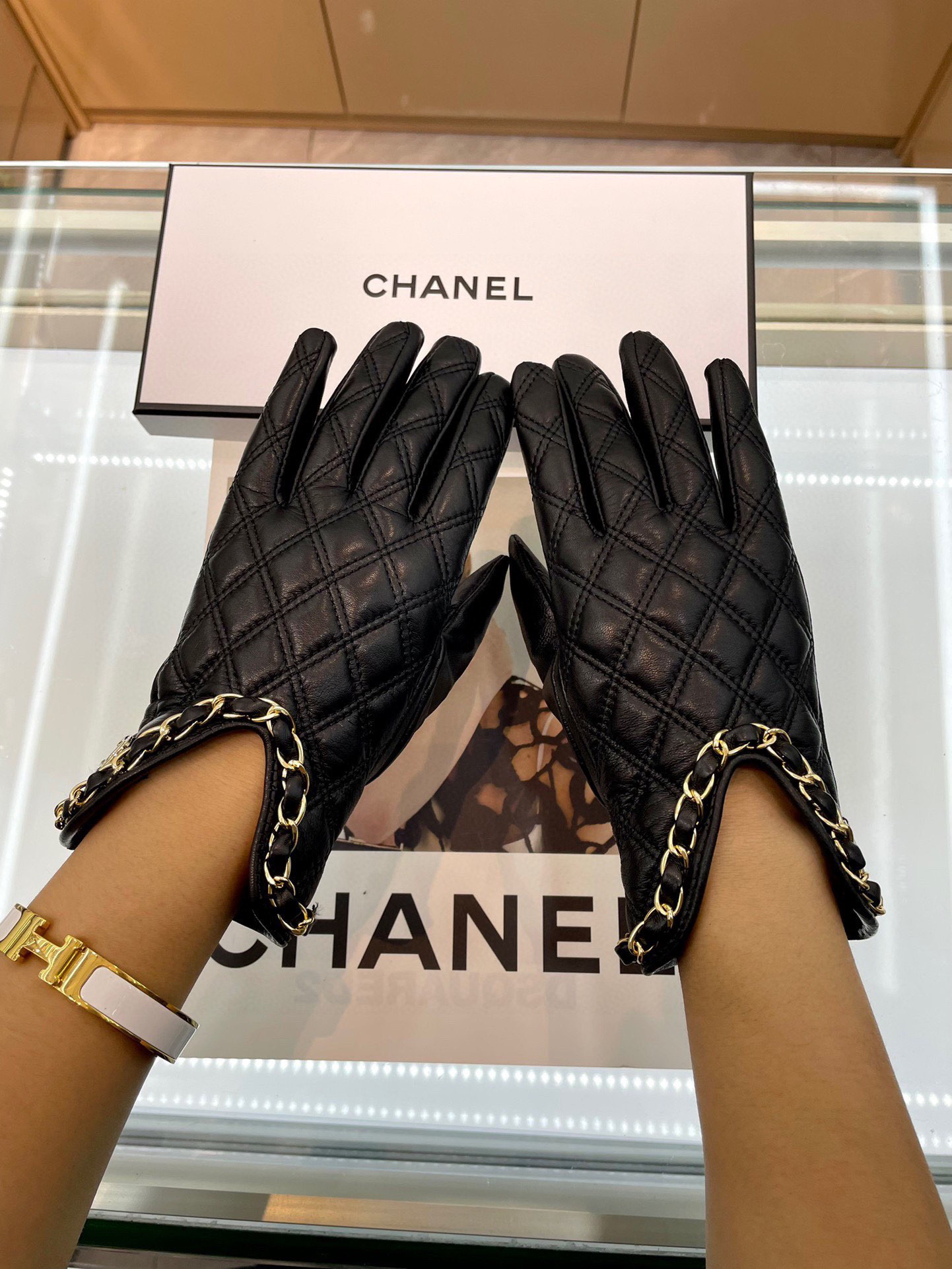 Chanel 新款链条⛓小香风️📱👏搭配什么衣服都好看💁🏼精选优质棉羊皮柔软细腻💅🦊 保暖效果特别好✌🏻