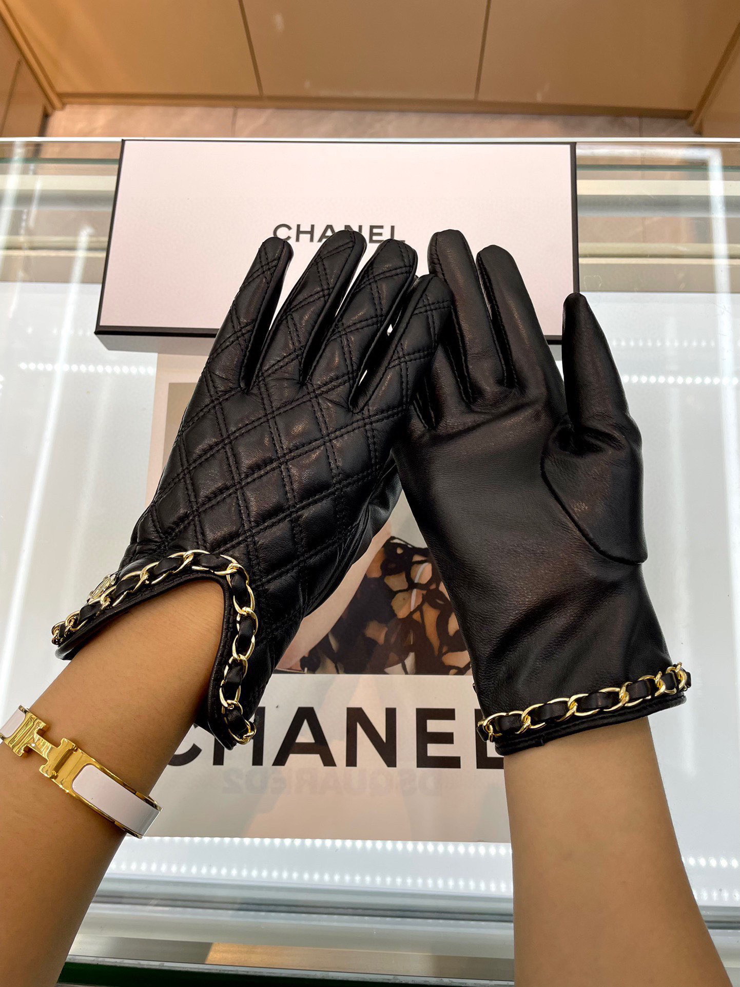 Chanel 新款链条⛓小香风️📱👏搭配什么衣服都好看💁🏼精选优质棉羊皮柔软细腻💅🦊 保暖效果特别好✌🏻