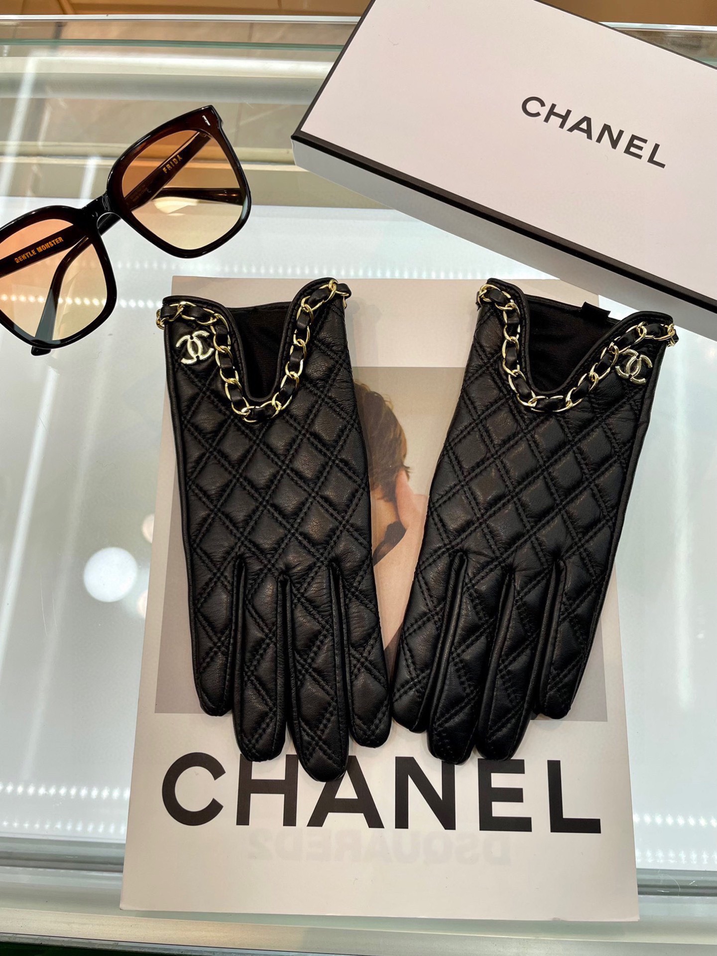 Chanel 新款链条⛓小香风️📱👏搭配什么衣服都好看💁🏼精选优质棉羊皮柔软细腻💅🦊 保暖效果特别好✌🏻