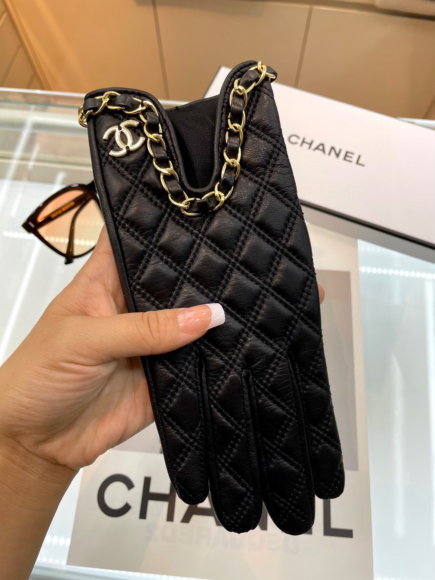 Chanel 新款链条⛓小香风️📱👏搭配什么衣服都好看💁🏼精选优质棉羊皮柔软细腻💅🦊 保暖效果特别好✌🏻