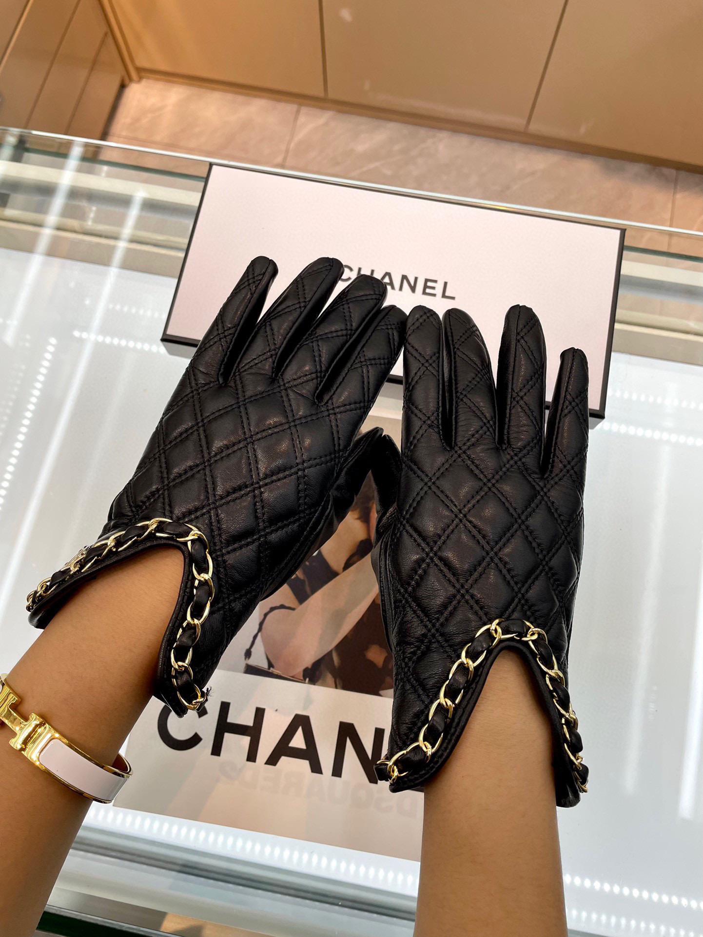 Chanel 新款链条⛓小香风️📱👏搭配什么衣服都好看💁🏼精选优质棉羊皮柔软细腻💅🦊 保暖效果特别好✌🏻